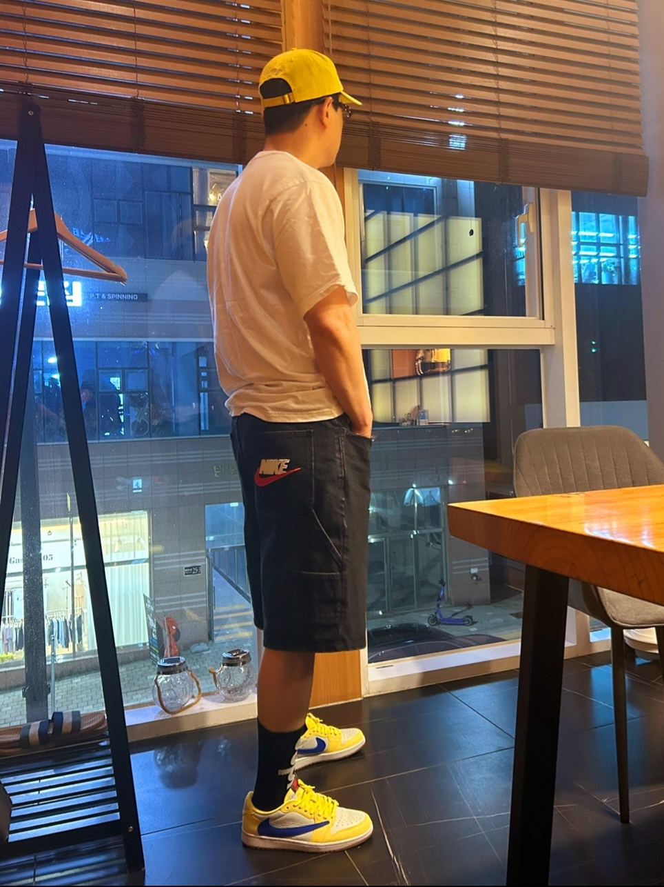 Supreme x Nike Lightweight Crew Socks Black (1 Pack), (W) Jordan 1 x Travis Scott Retro Low OG SP Canary 착용 스타일 - 2