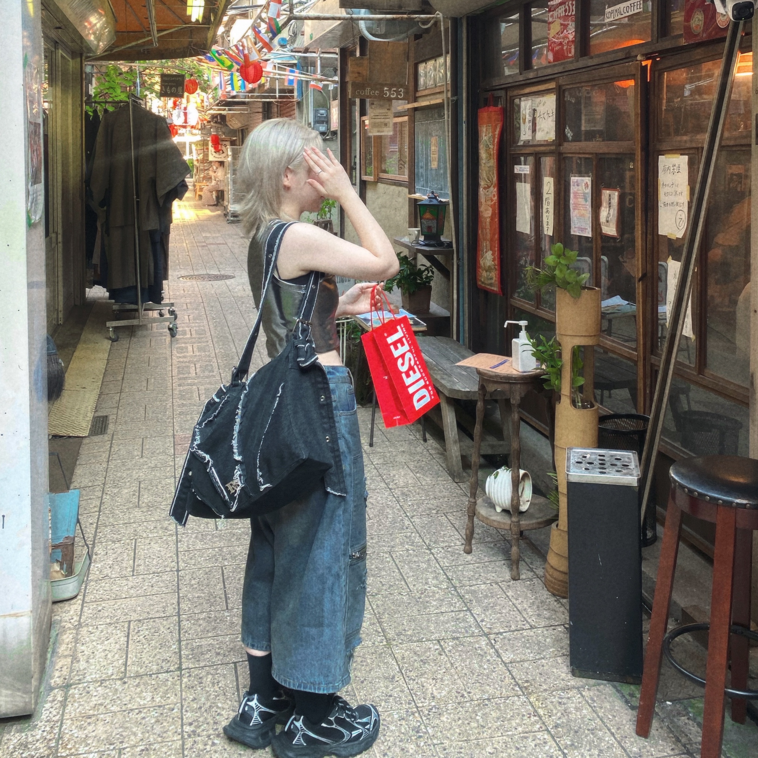 (W) Diesel T-Lynys Metallic Stretch Fabric Tank Top Silver, Balenciaga 3XL Sneakers Black White 착용 스타일 - 1