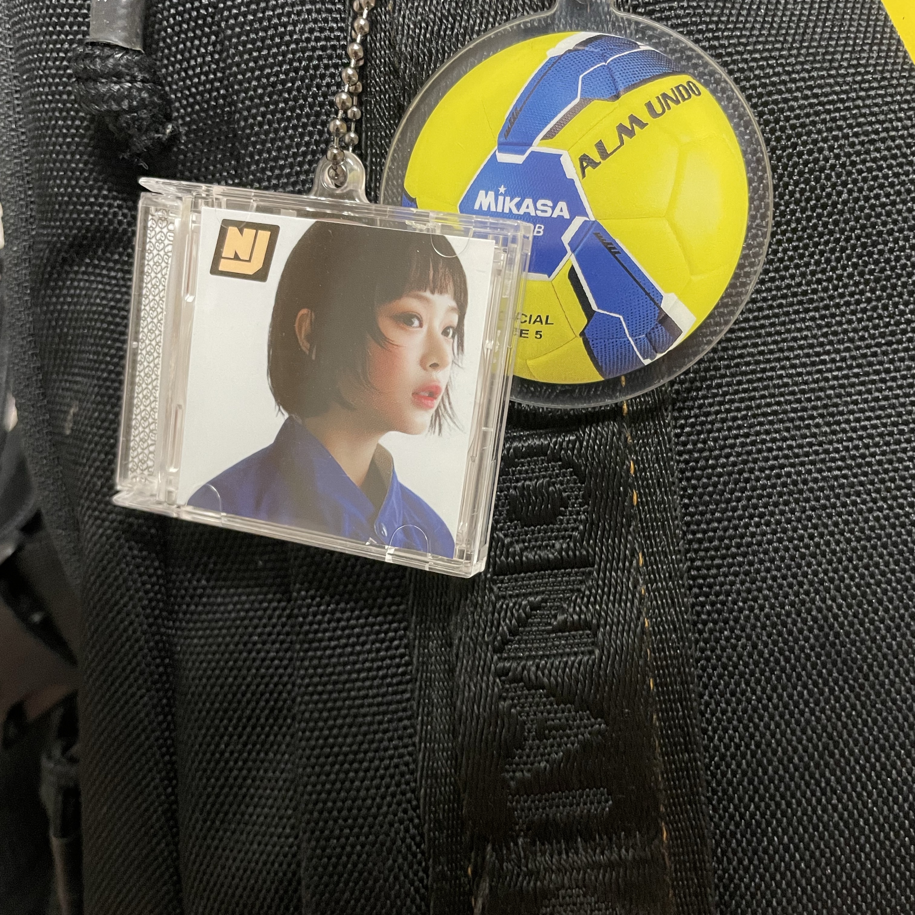 NewJeans How Sweet Mini CD Case Keyring Hanni 착용 스타일 - 1