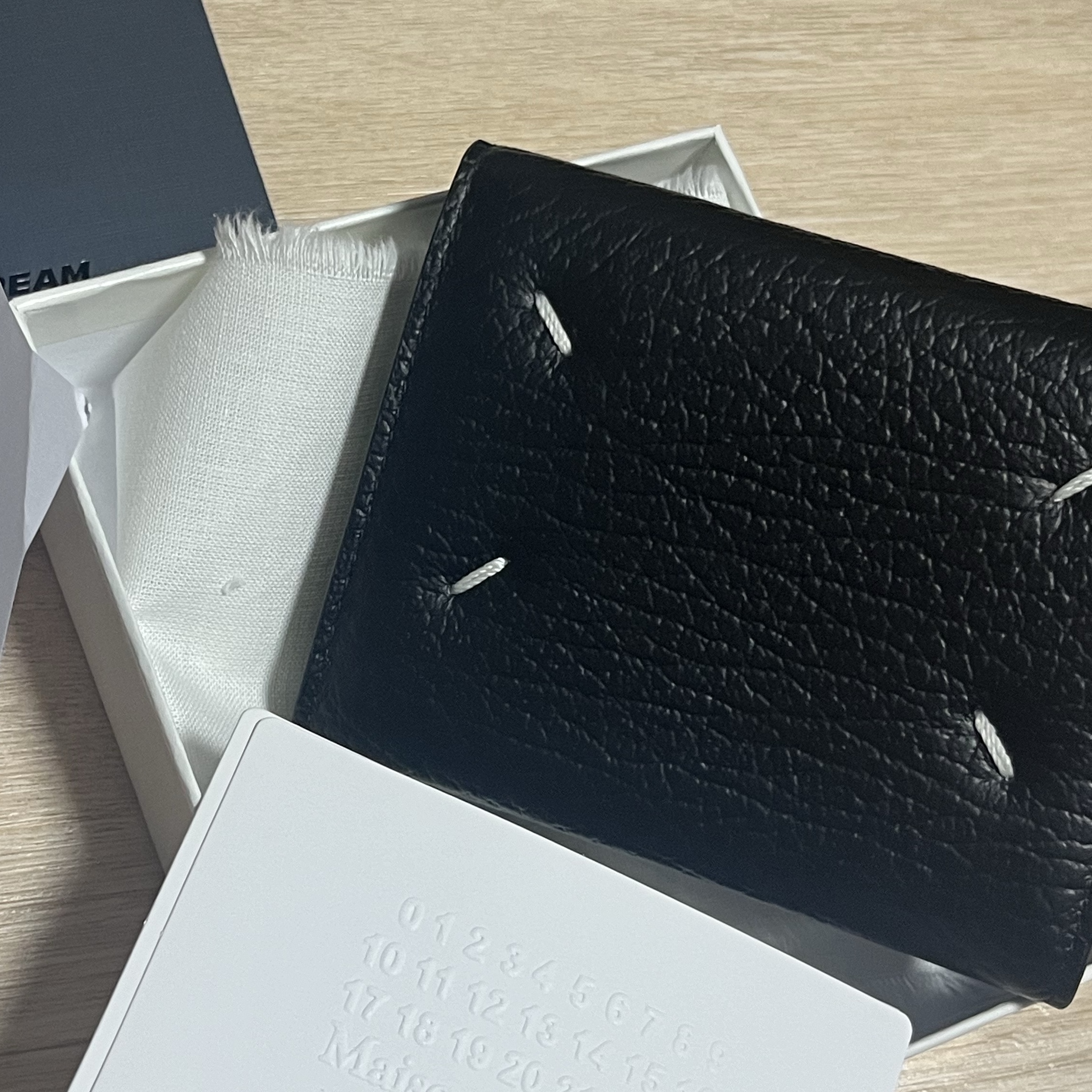 Maison Margiela Accordian Grained Leather Wallet Black 착용 스타일 - 3