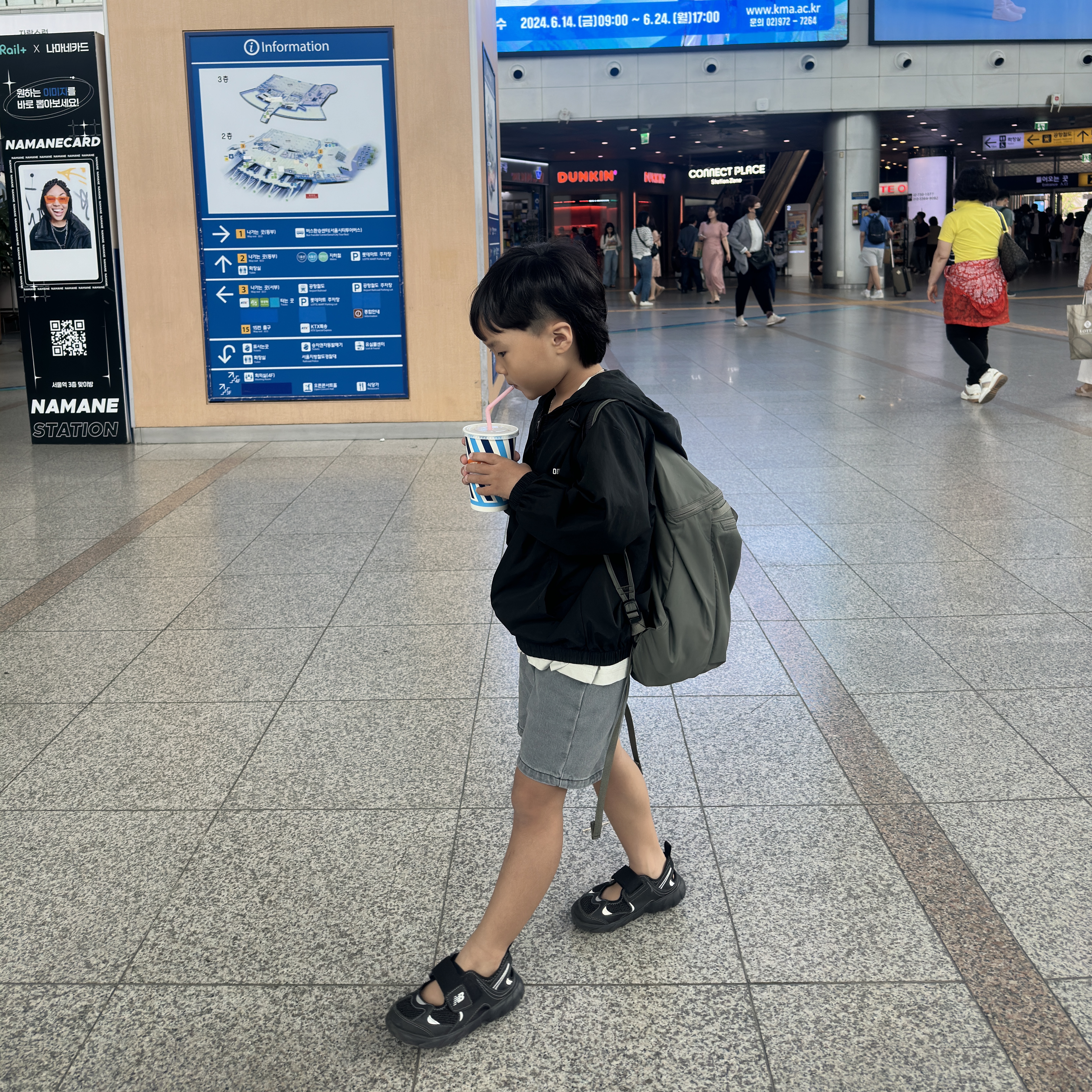 (Kids) New Balance Freedle 920 Sandal Black 착용 스타일