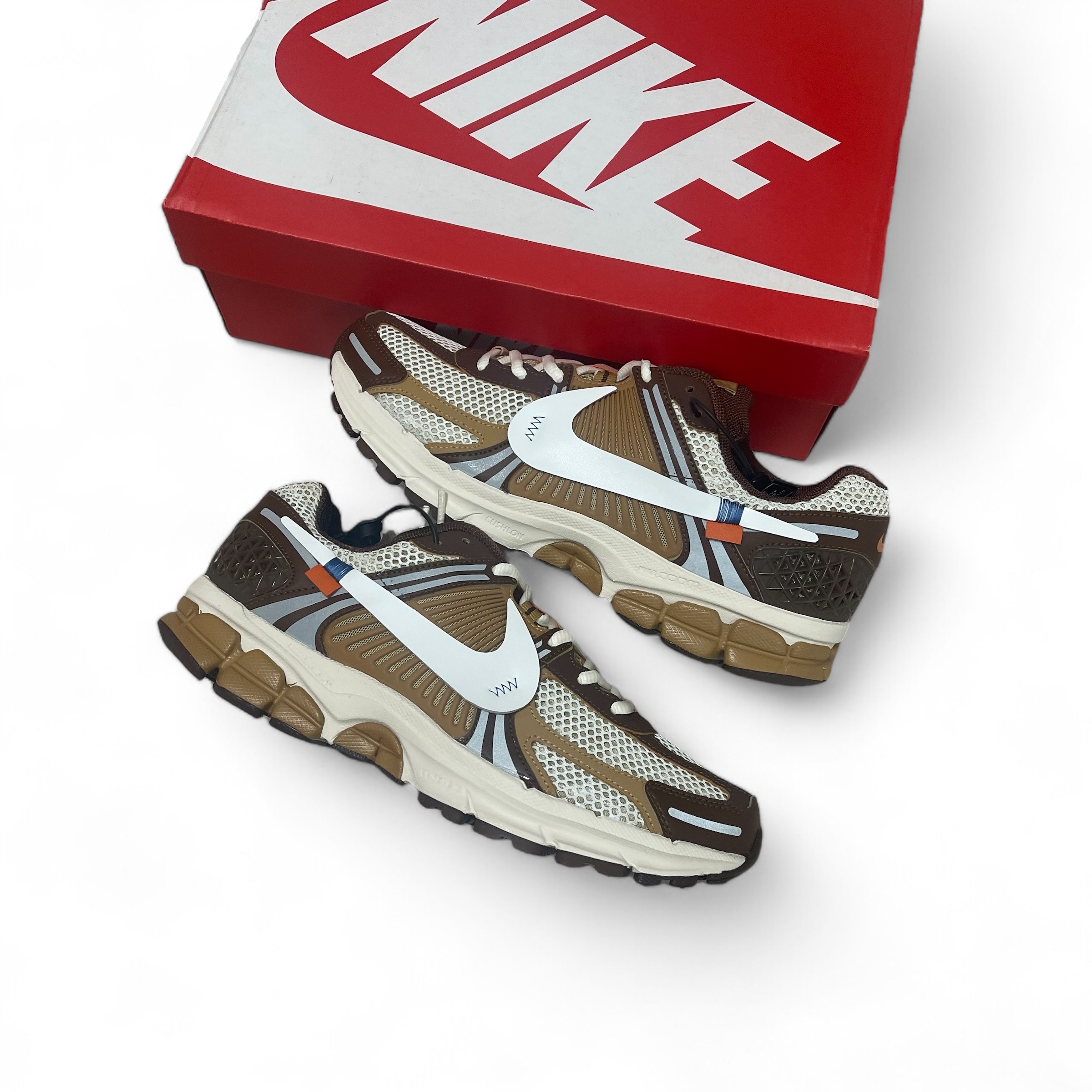 Nike Zoom Vomero 5 Light Bone and Black, Nike Zoom Vomero 5 Wheat Grass and Cacao Wow 착용 스타일 - 3