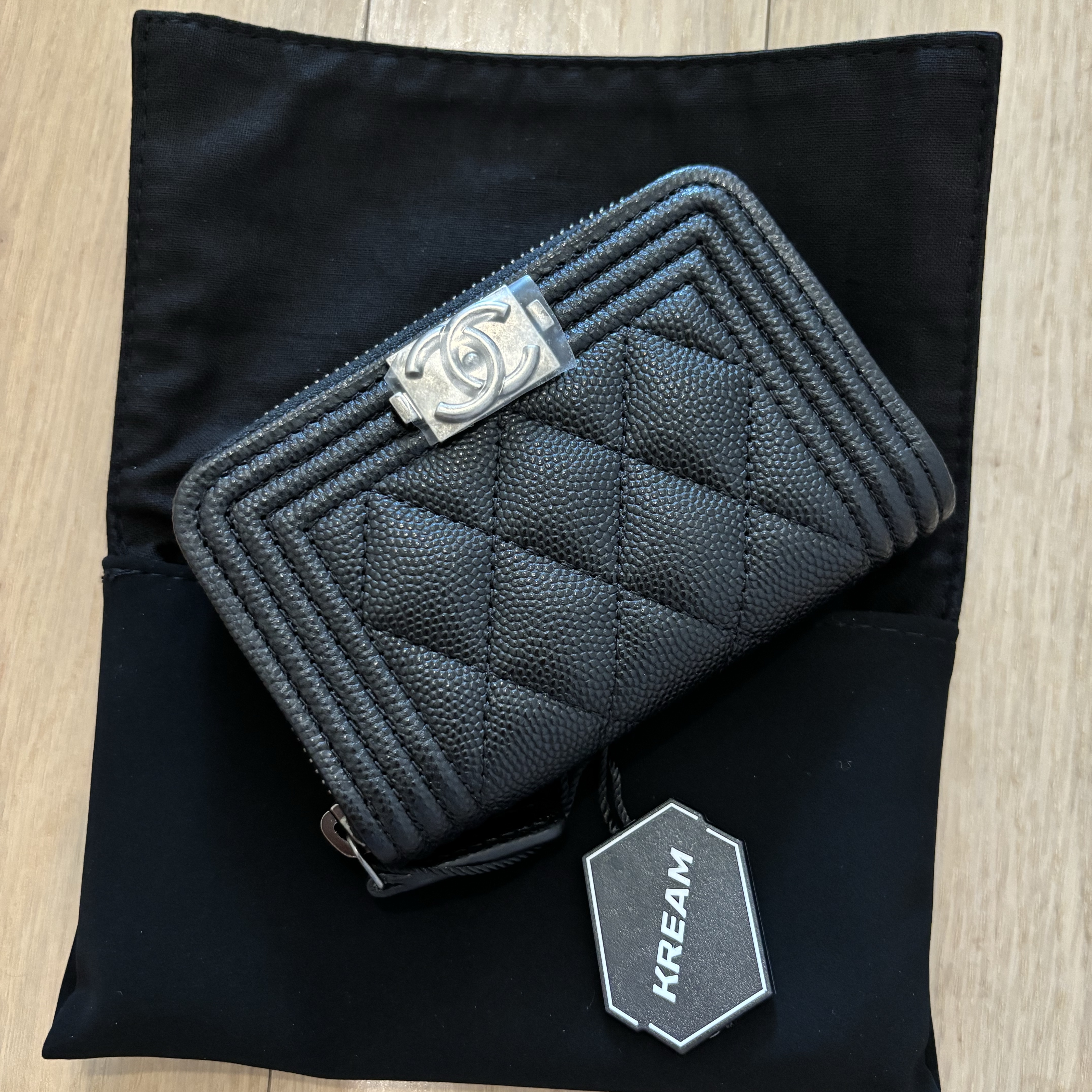 Chanel Boy Chanel Zipped Coin Purse Grained Calfskin & Ruthenium Black 착용 스타일