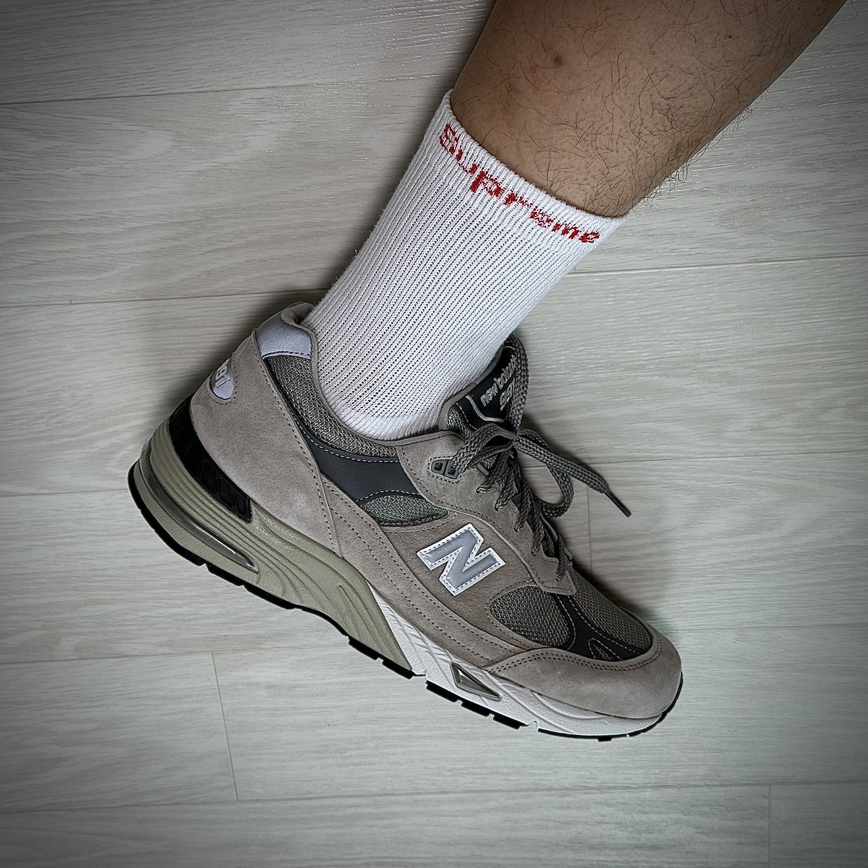 New Balance 991 Made in UK Grey, Supreme Hanes Crew Socks White (4 Pack) 착용 스타일