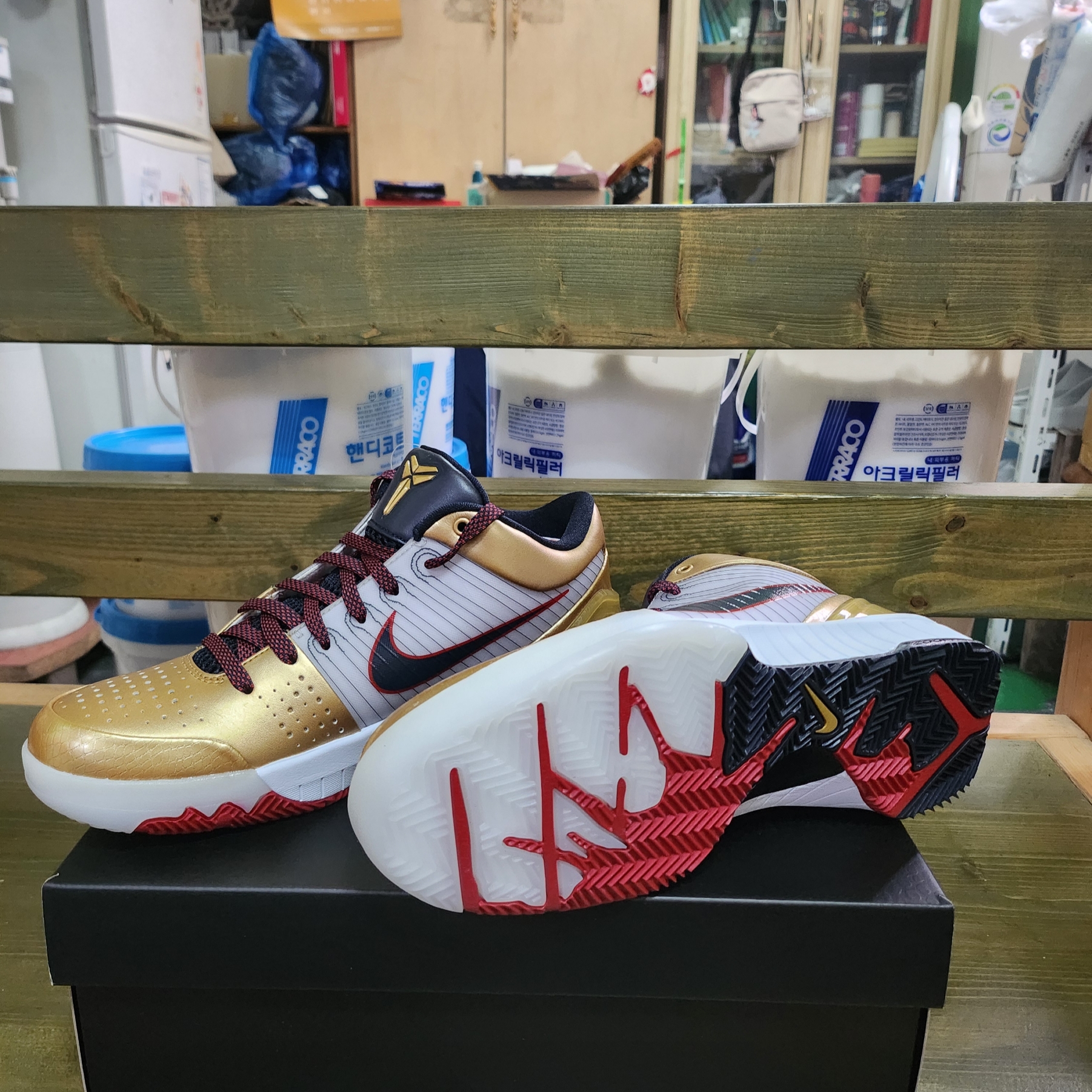 Nike Kobe 4 Protro Metallic Gold and Dark Obsidian 착용 스타일 - 2