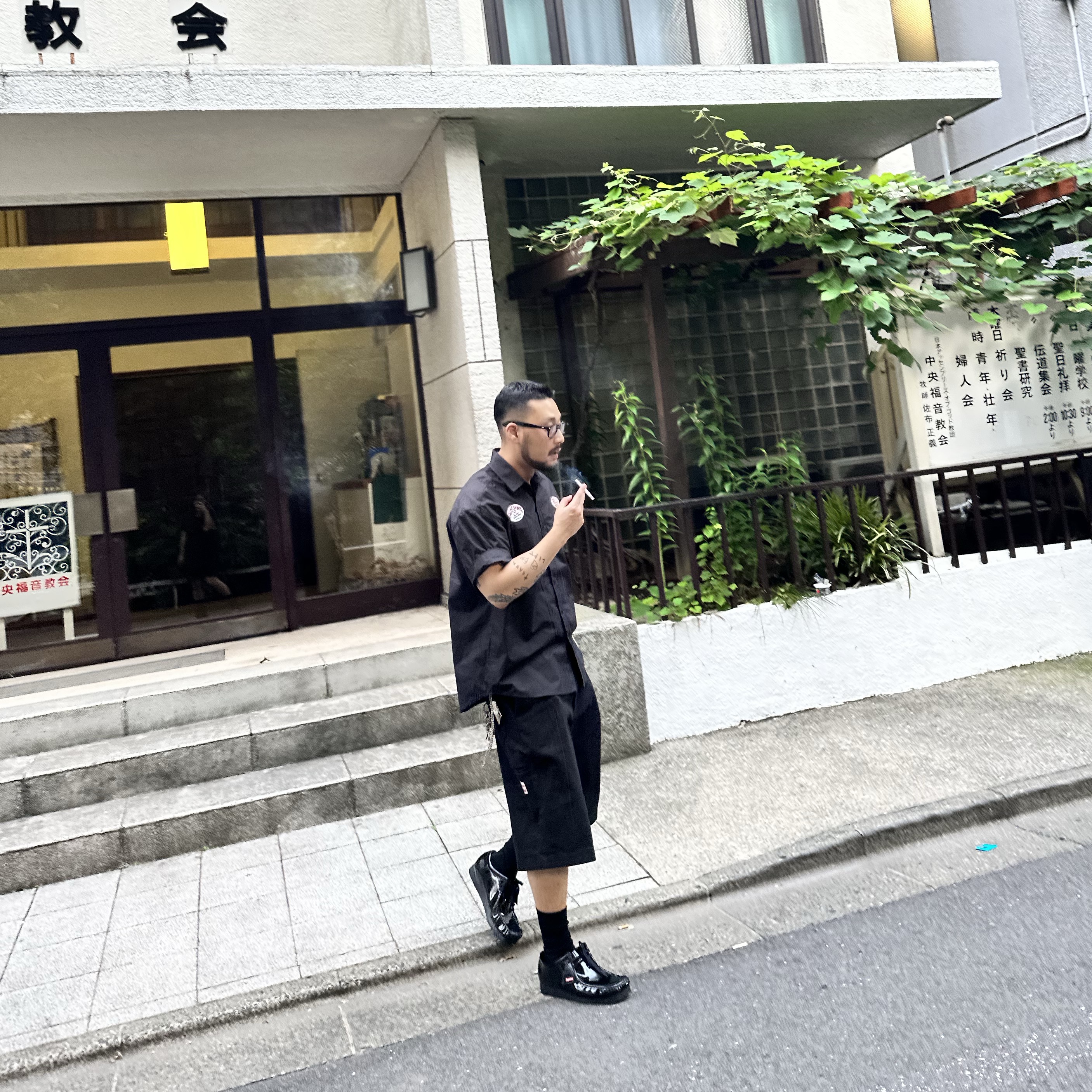 Clarks x Supreme Patent Leather Wallabee Black 착용 스타일 - 1