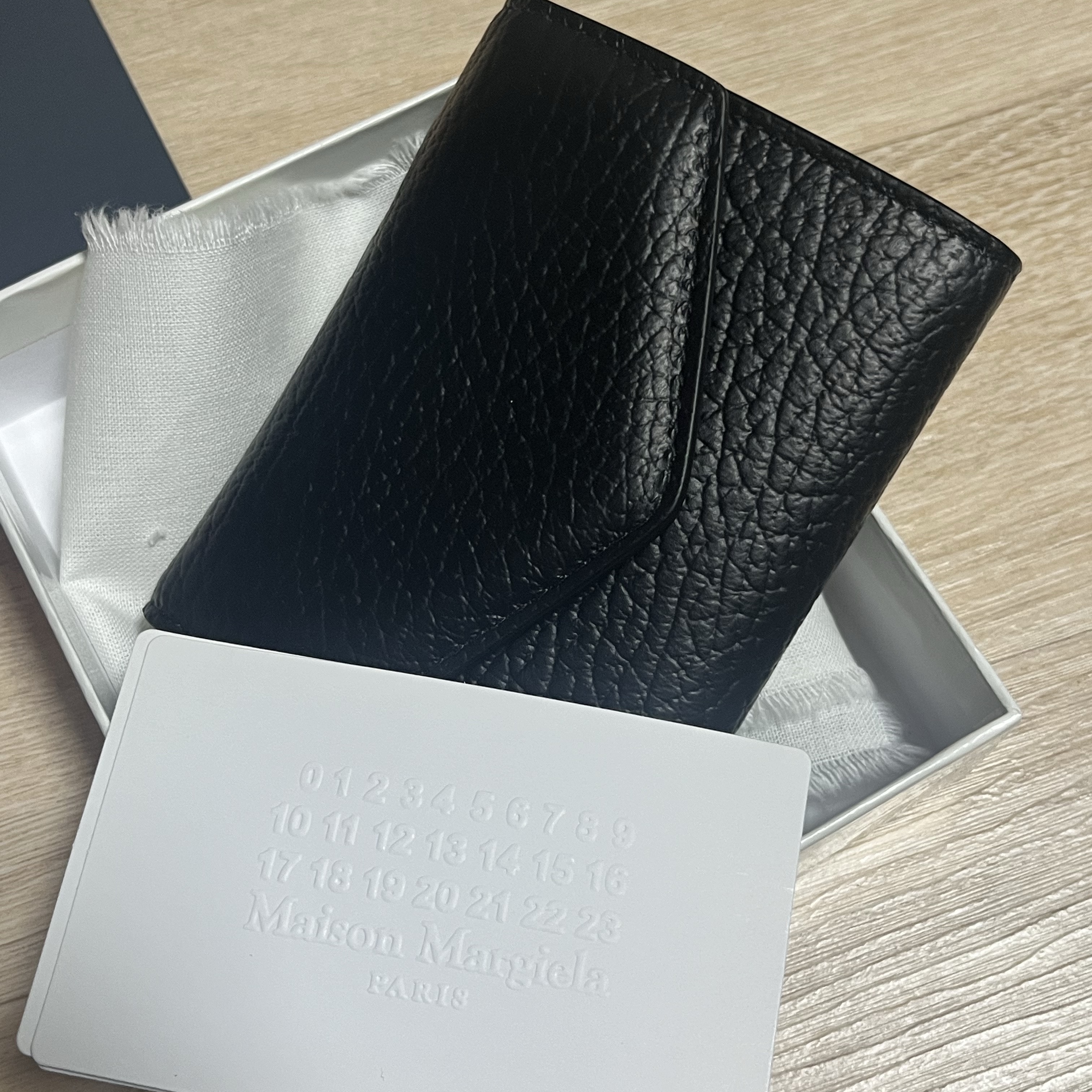 Maison Margiela Accordian Grained Leather Wallet Black 착용 스타일 - 1