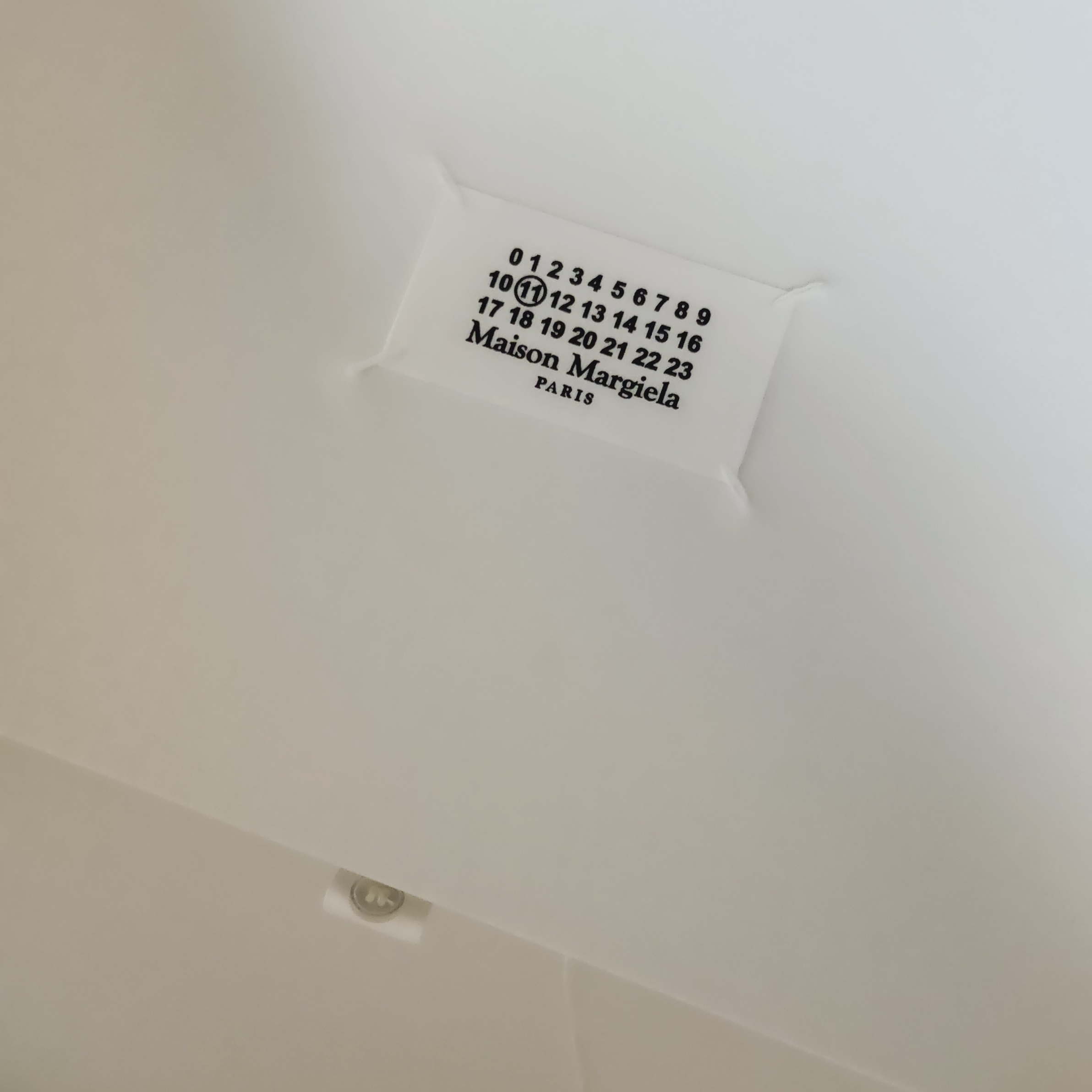 Samsung Galaxy Z Flip5 Maison Margiela Edition (Korean Ver.) 착용 스타일 - 2