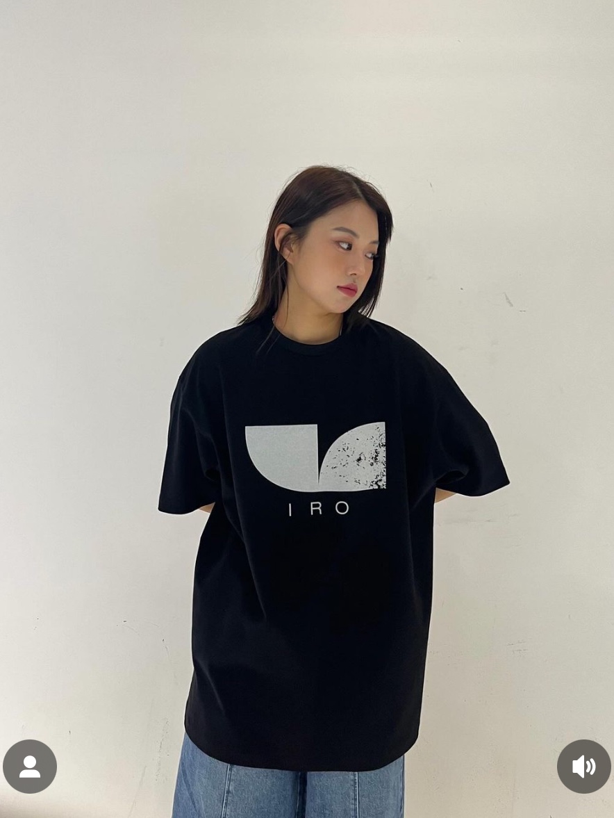 Iro Madeleine Logo Semi Over Cotton T-Shirt Black 착용 스타일 - 1