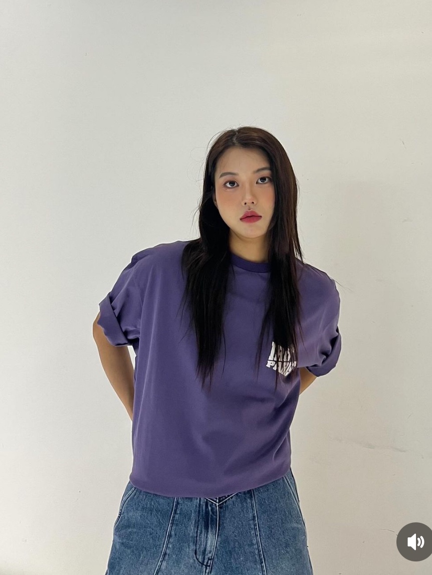 Iro Palmtree Graphic Semi Over Cotton T-Shirt Pupple 착용 스타일 - 3