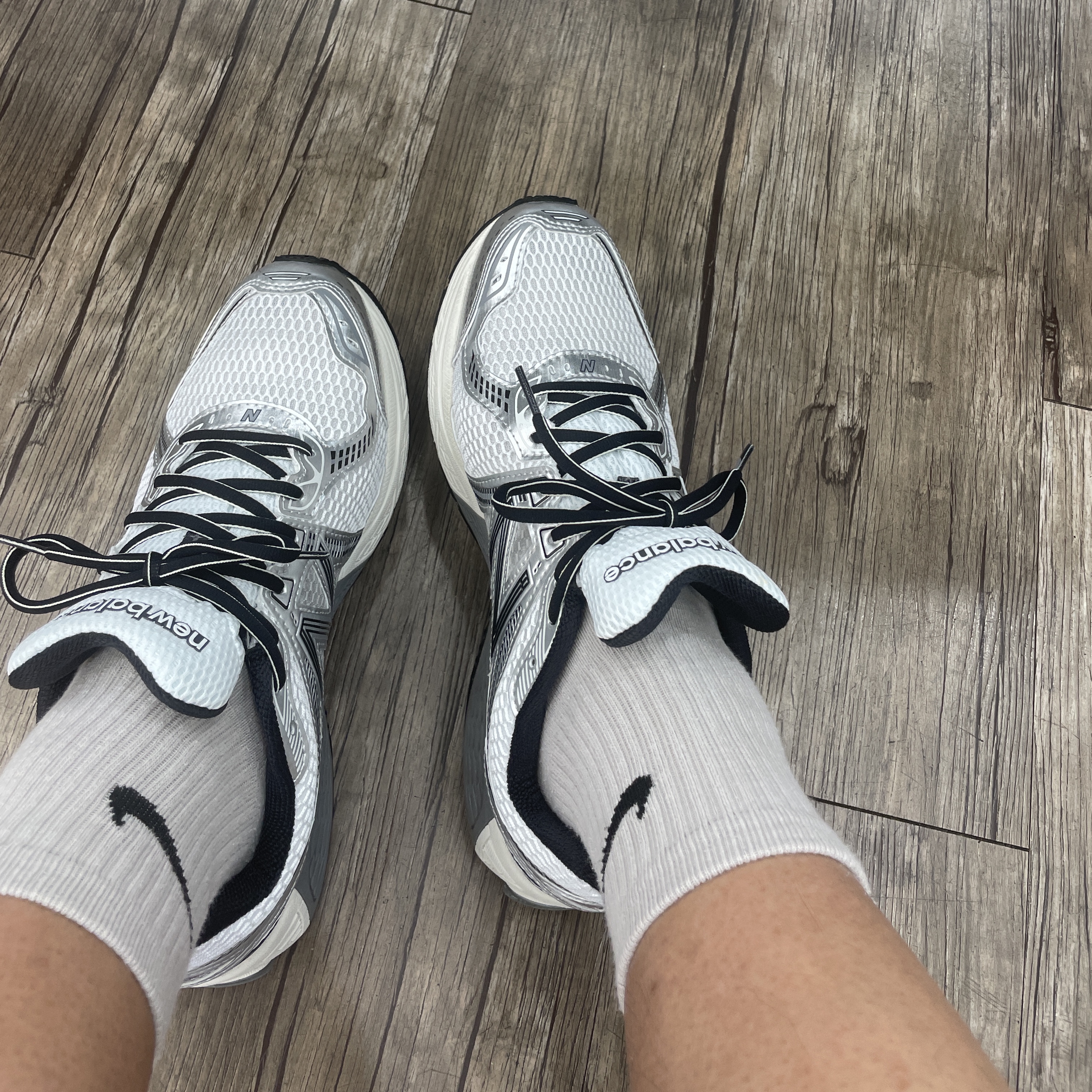 New Balance 860v2 Optic White 착용 스타일