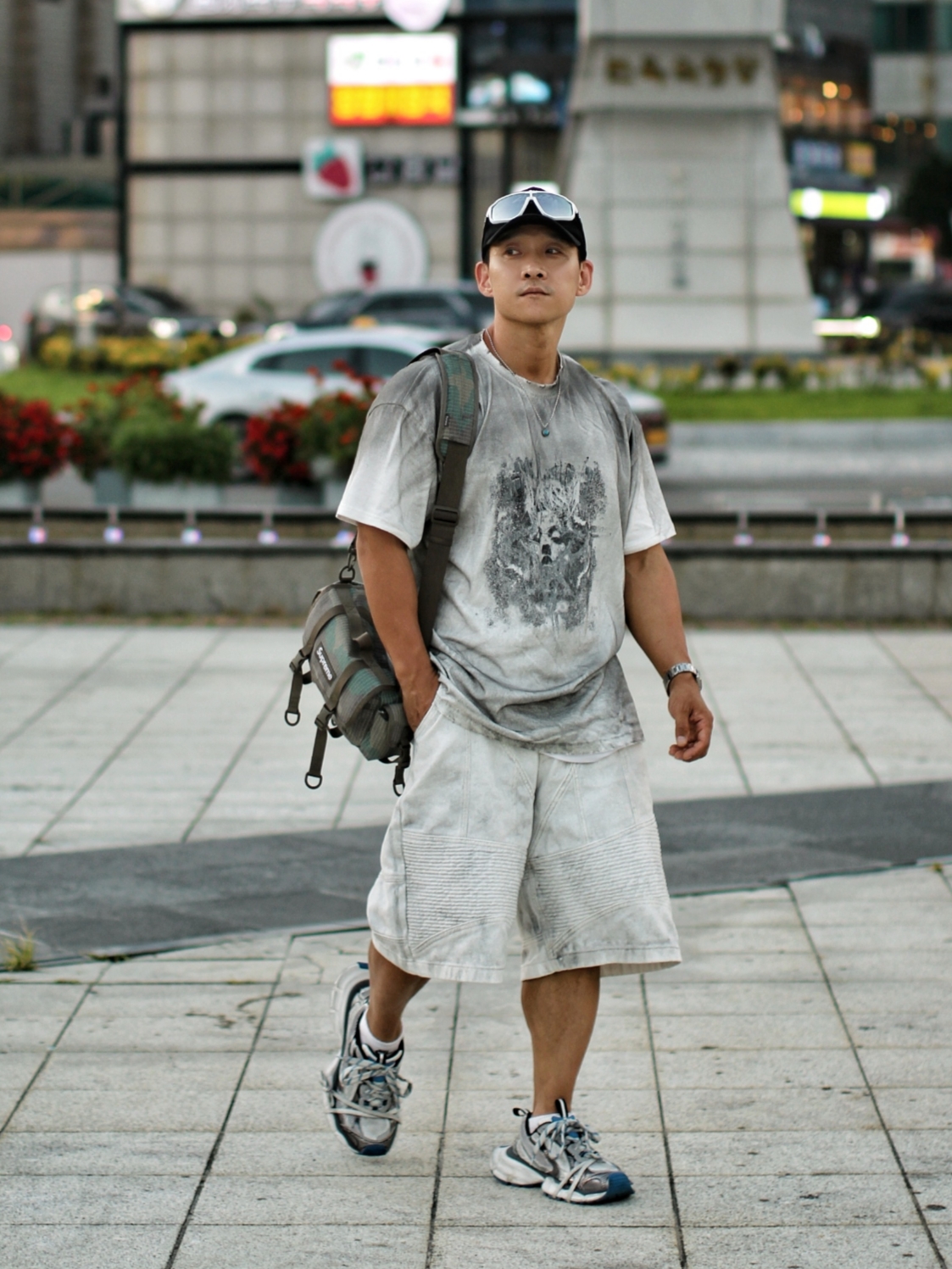 Balenciaga 3XL Sneakers Grey White Blue, Supreme Mini Duffle Bag Woodland Camo - 24SS 착용 스타일 - 1