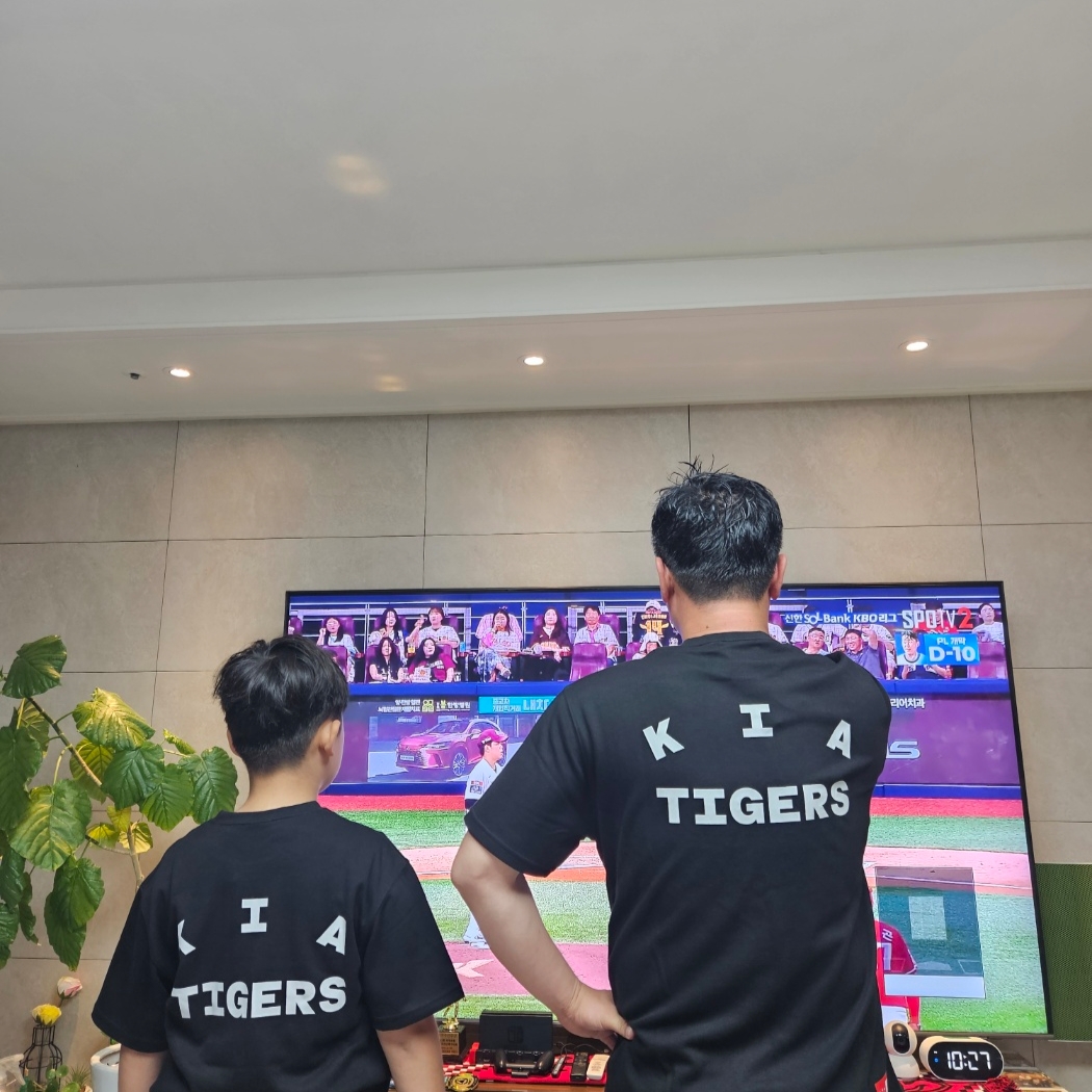 Kia Tigers x IAB Studio Brand Day T-Shirt Black 착용 스타일