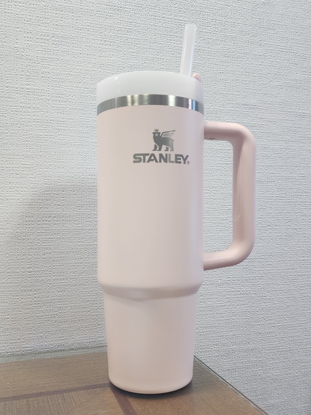 Stanley The Clean Slate Quencher H2.0 FlowState Tumbler 887ml Bloom 착용 스타일