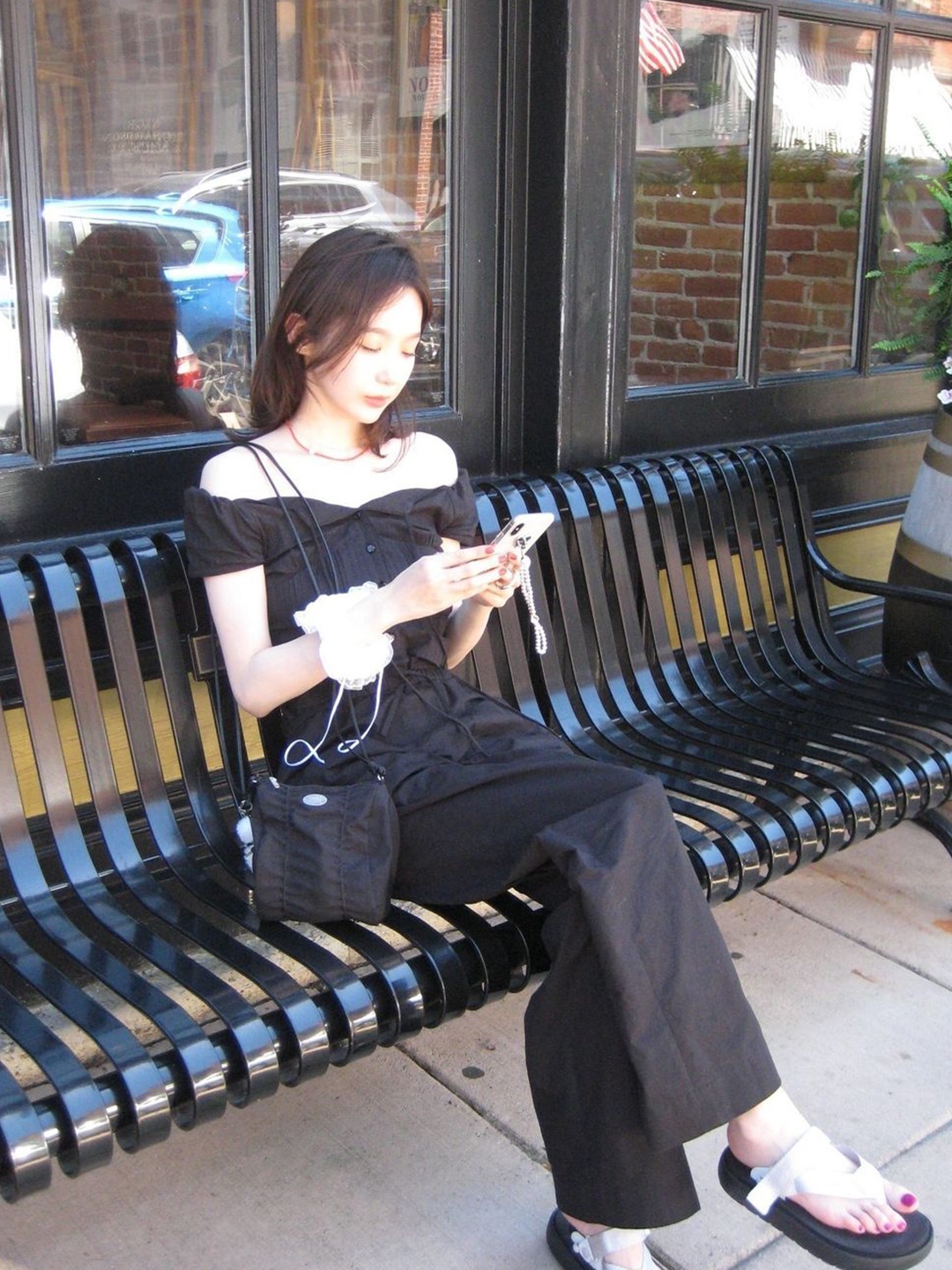 NIIER NOR Ribbed Off Shoulder Cardigan Bone, Porta Sparkle Shirring Off-Shoulder Top Black 착용 스타일 - 3