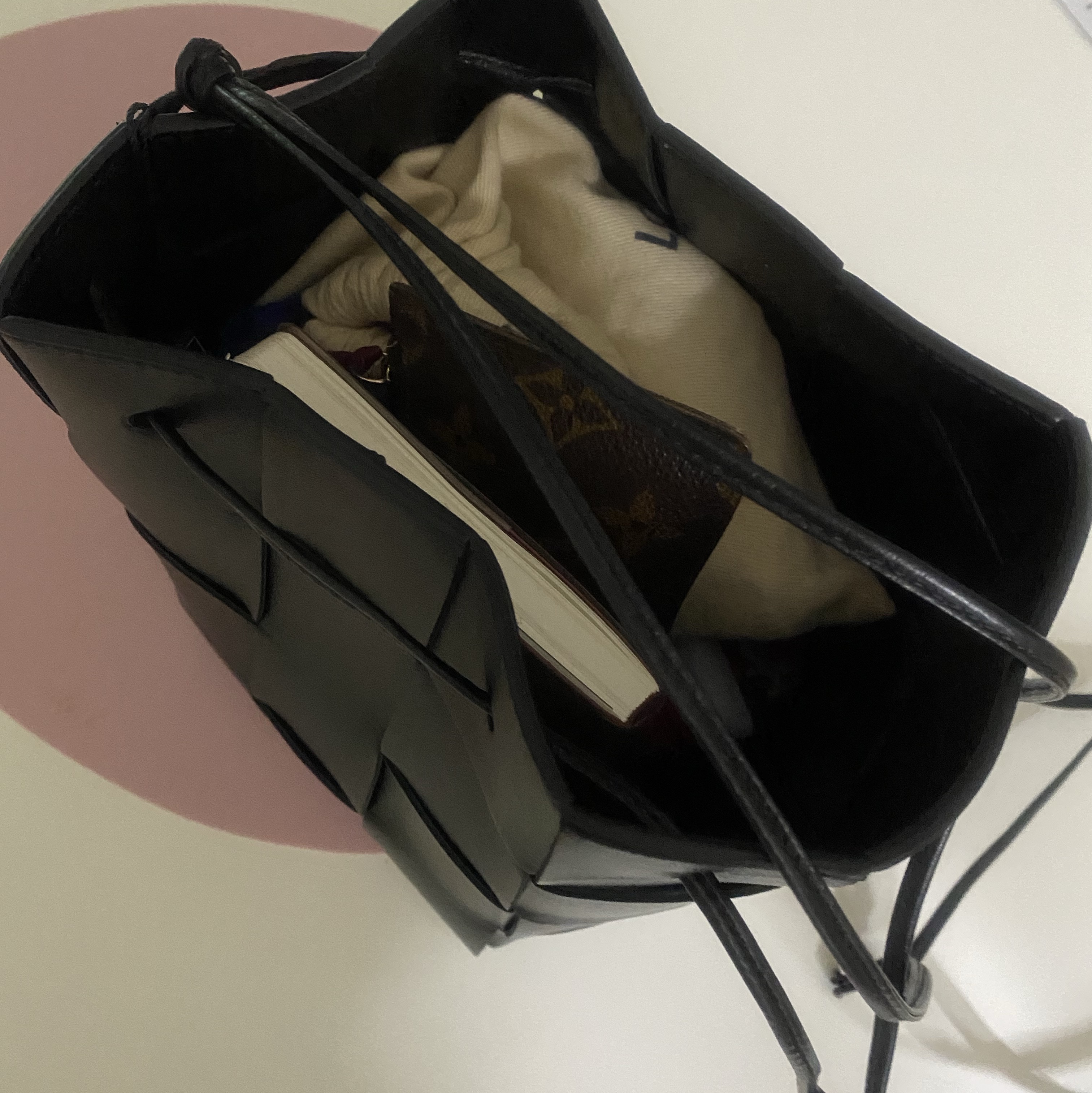 Bottega Veneta Small Leather Cassette Bucket Bag Black 착용 스타일 - 2