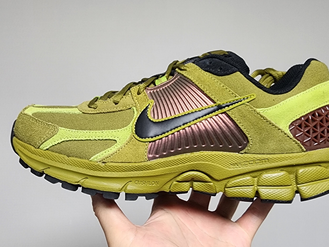 Nike Zoom Vomero 5 SP Pacific Moss Pear 착용 스타일