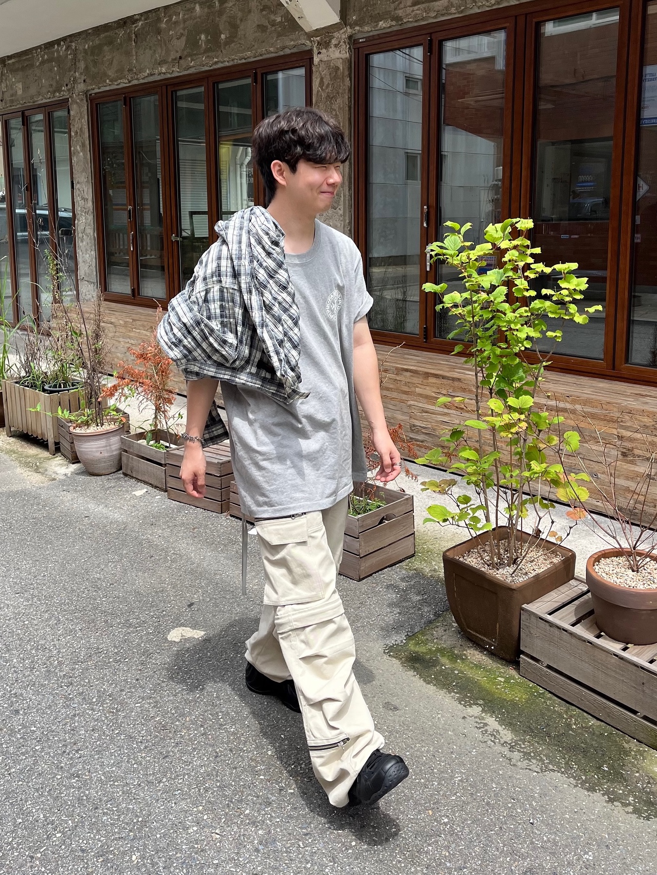 Punch Drunk Parties Circle Logo Narrow Tee Gray 착용 스타일 - 2