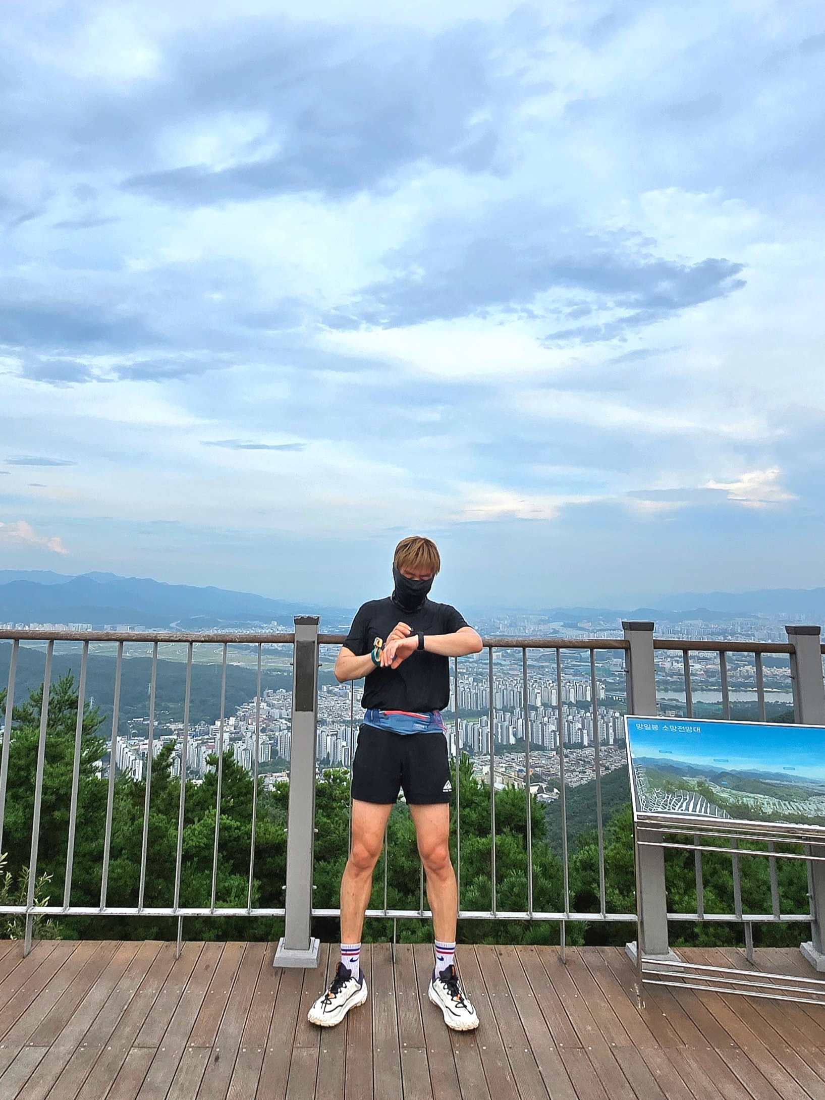 Nike Pro Dri-Fit Shorts Black - Asia, Nike ACG Mountain Fly 2 Low Summit White and Bright Mandarin 착용 스타일 - 2