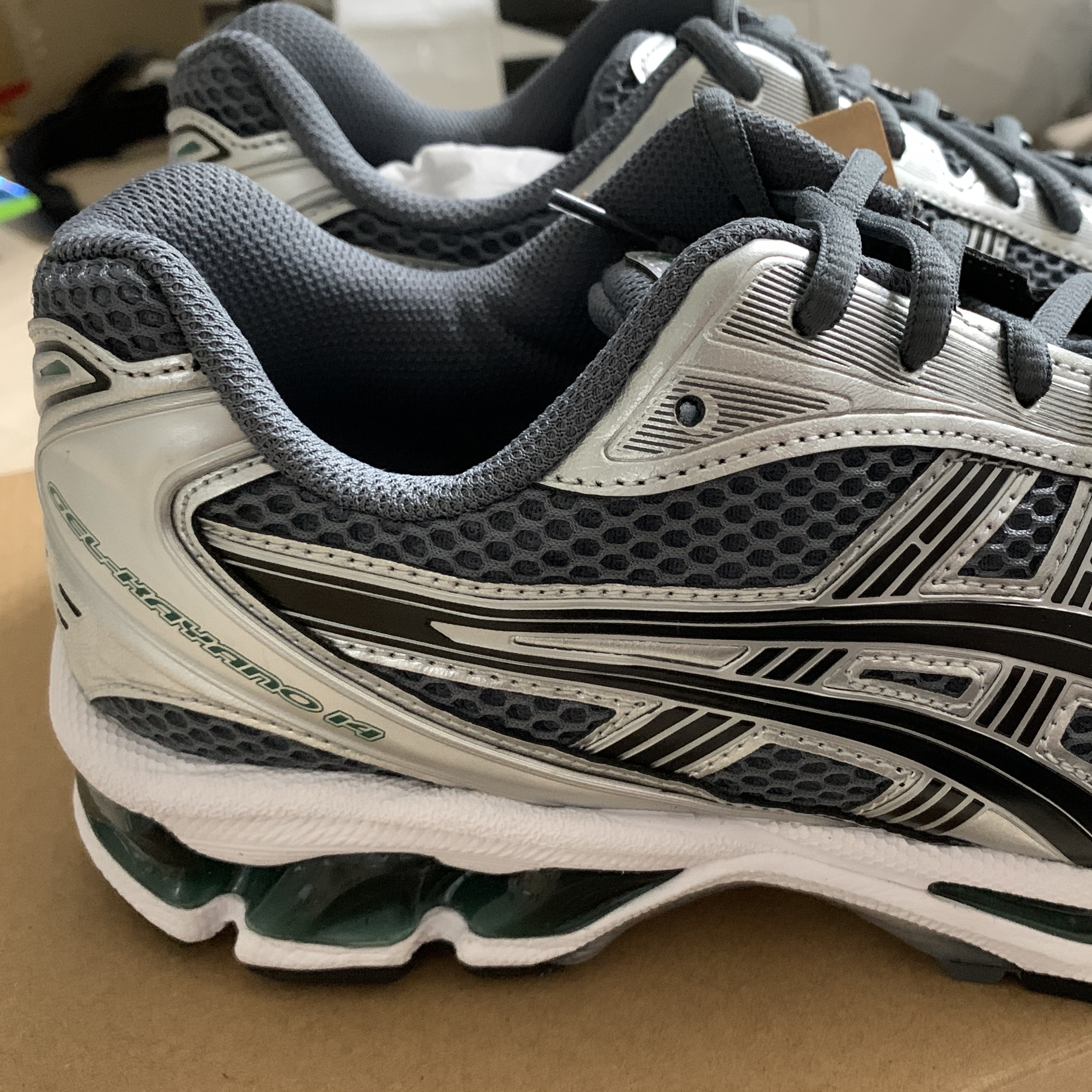 Asics Gel-Kayano 14 Metropolis Jasper Green 착용 스타일 - 2