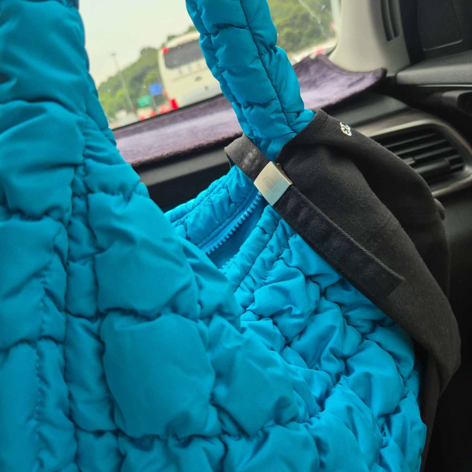 COS Quilted Mini Bag Bright Turquoise, Emis Tone On Tone Wappen Ball Cap Light Purple 착용 스타일
