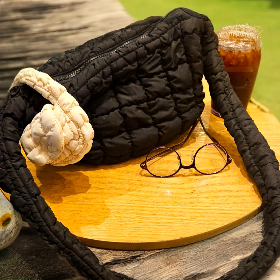 COS Quilted Messenger Bag Black, COS Quilted Nano Bag Beige 착용 스타일 - 1