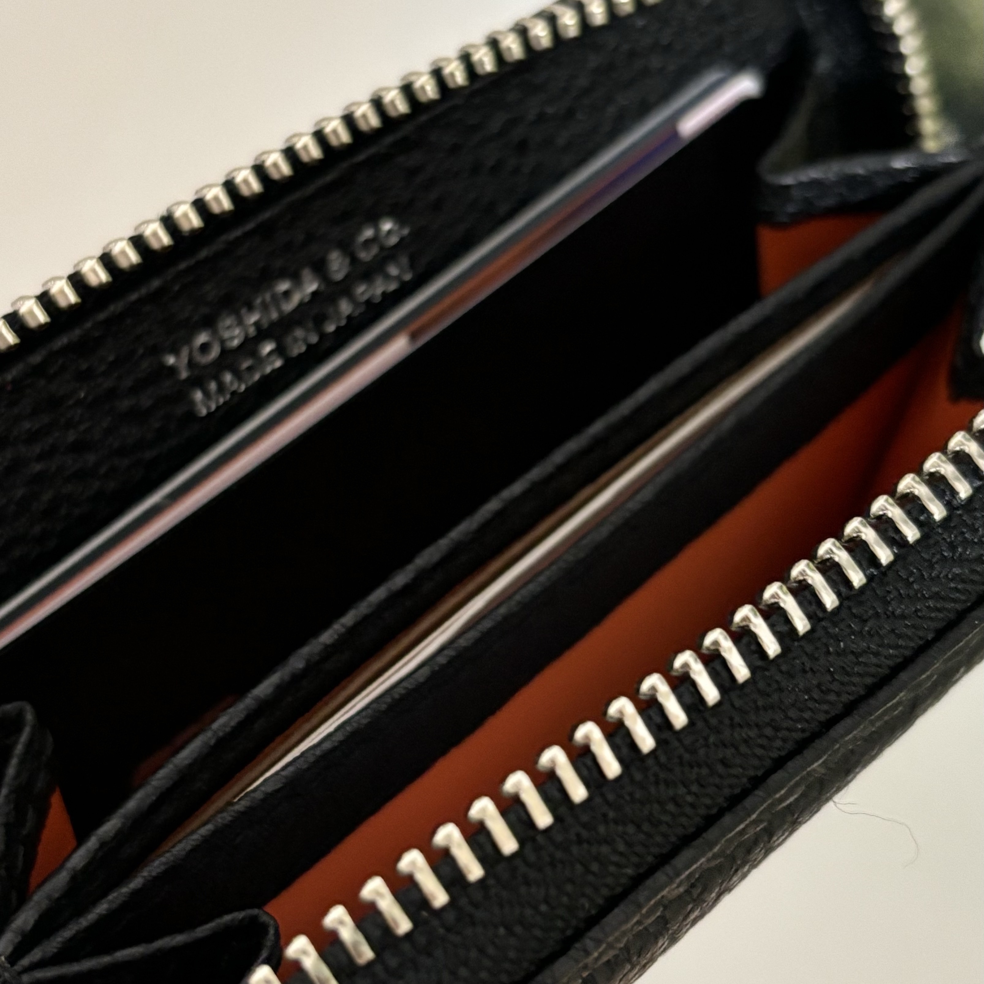 Porter Calm Coin Case Black 착용 스타일 - 2