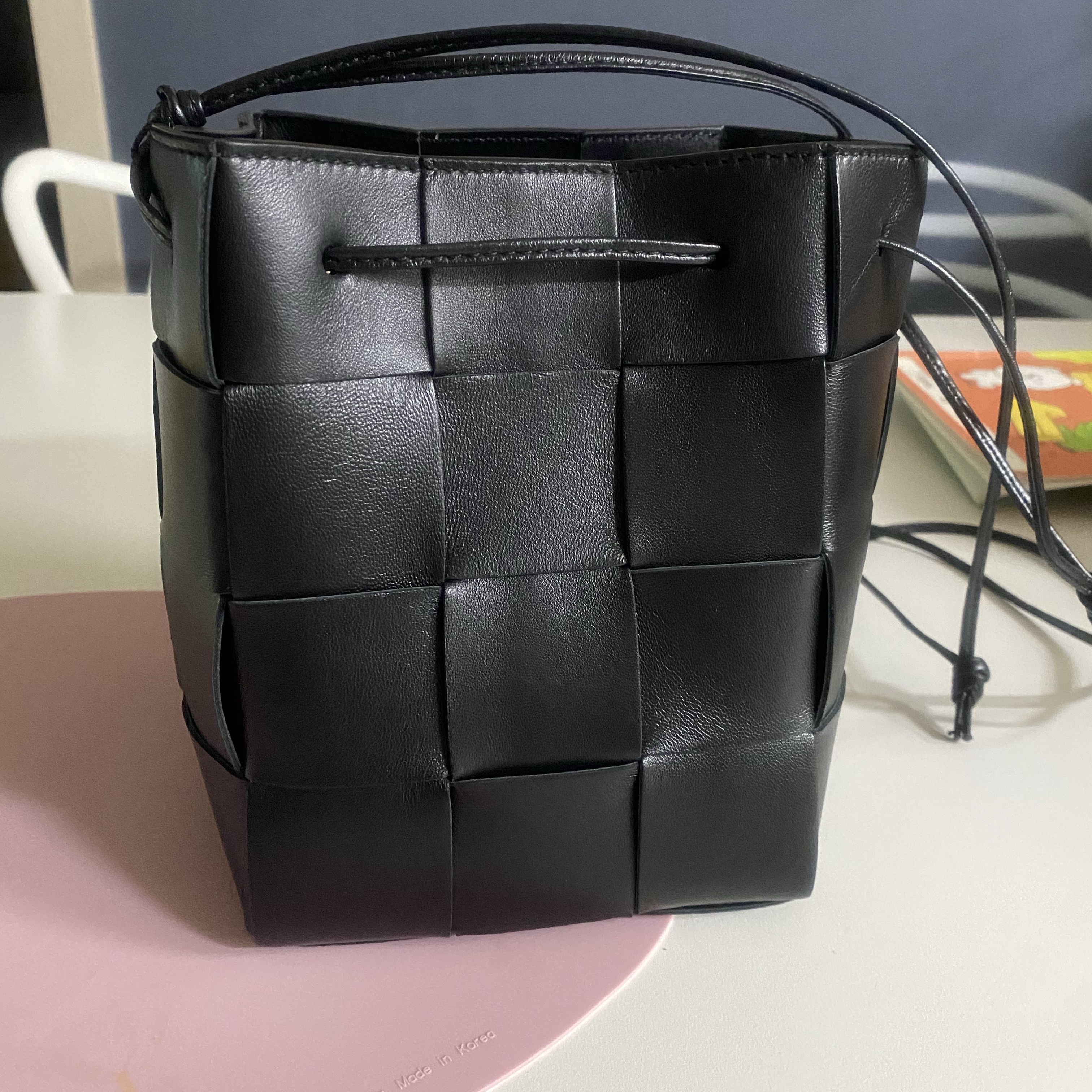 Bottega Veneta Small Leather Cassette Bucket Bag Black 착용 스타일 - 1