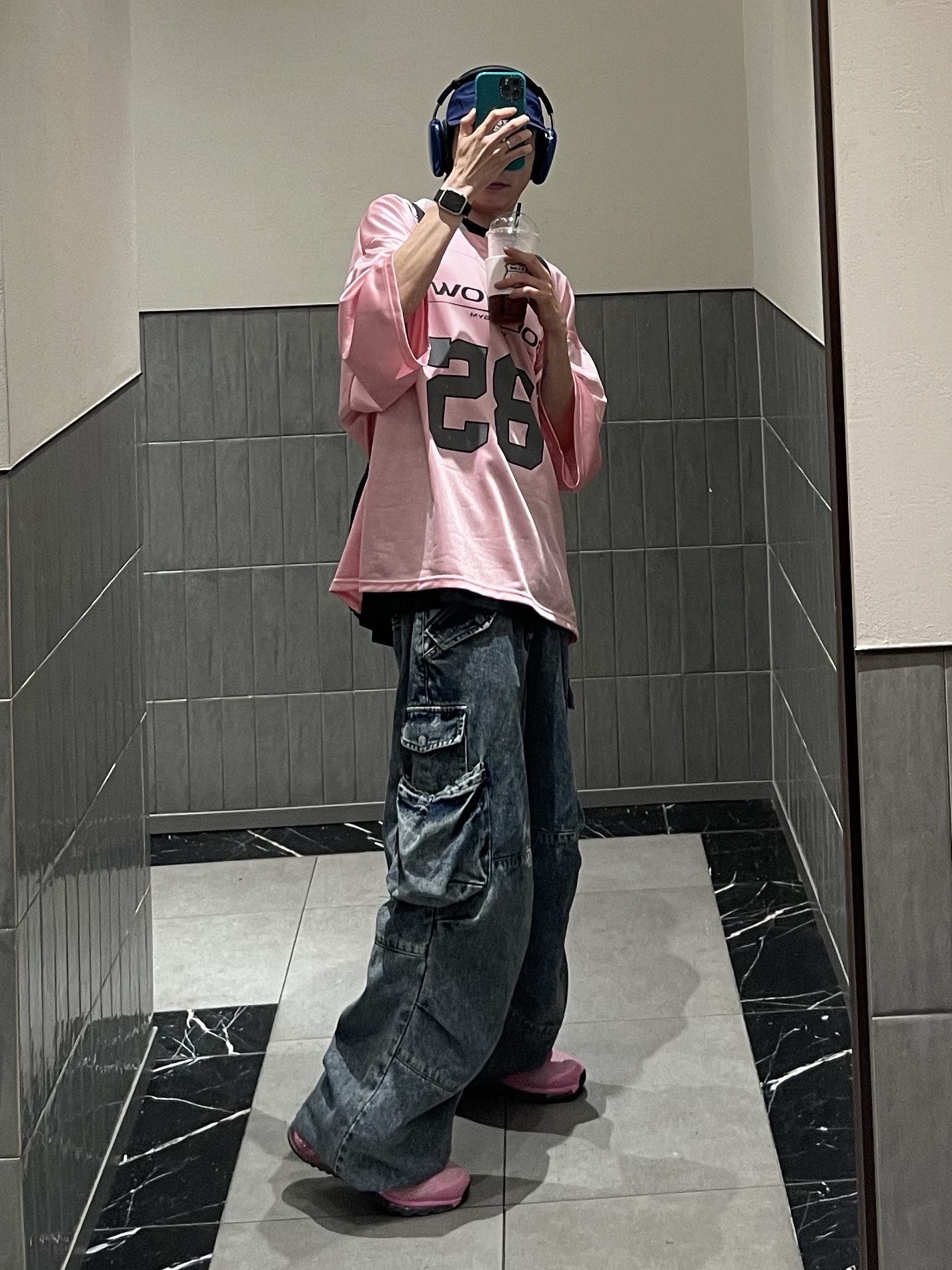 Nike x Stussy Air Max 2013 Psychic Pink, Apple Watch SE 40mm GPS Silver Aluminum Case with Sport Band Abyss Blue (Korean Ver.) 착용 스타일 - 1