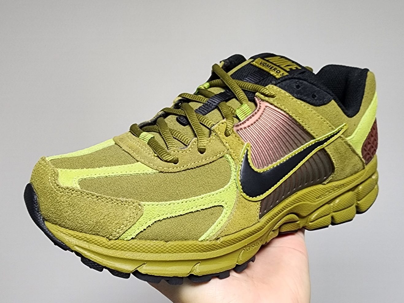 Nike Zoom Vomero 5 SP Pacific Moss Pear 착용 스타일