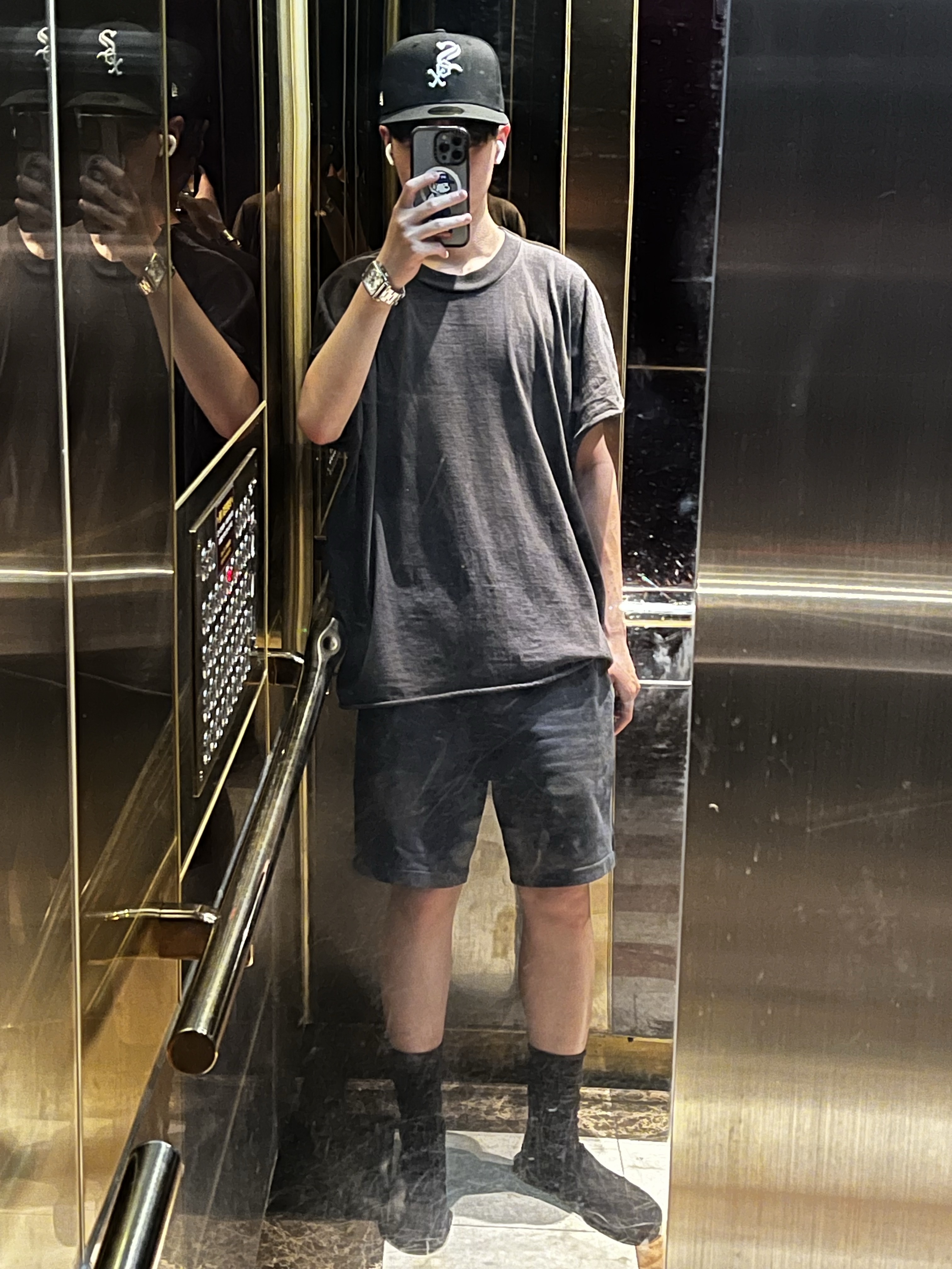 Yeezy One Box T-Shirt Black, Yeezy YZY Pods Black 착용 스타일