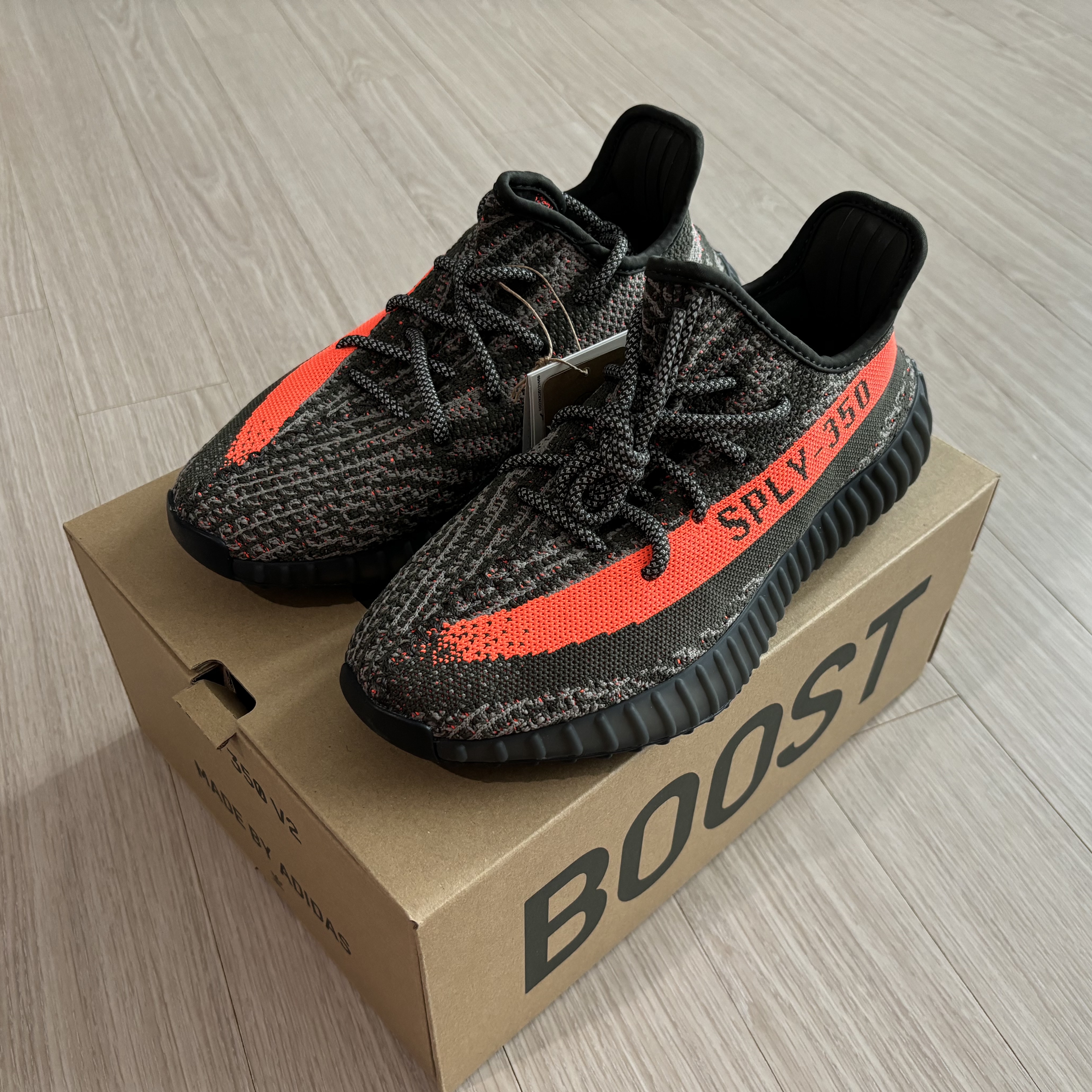 Adidas Yeezy Boost 350 V2 Carbon Beluga 착용 스타일 - 1