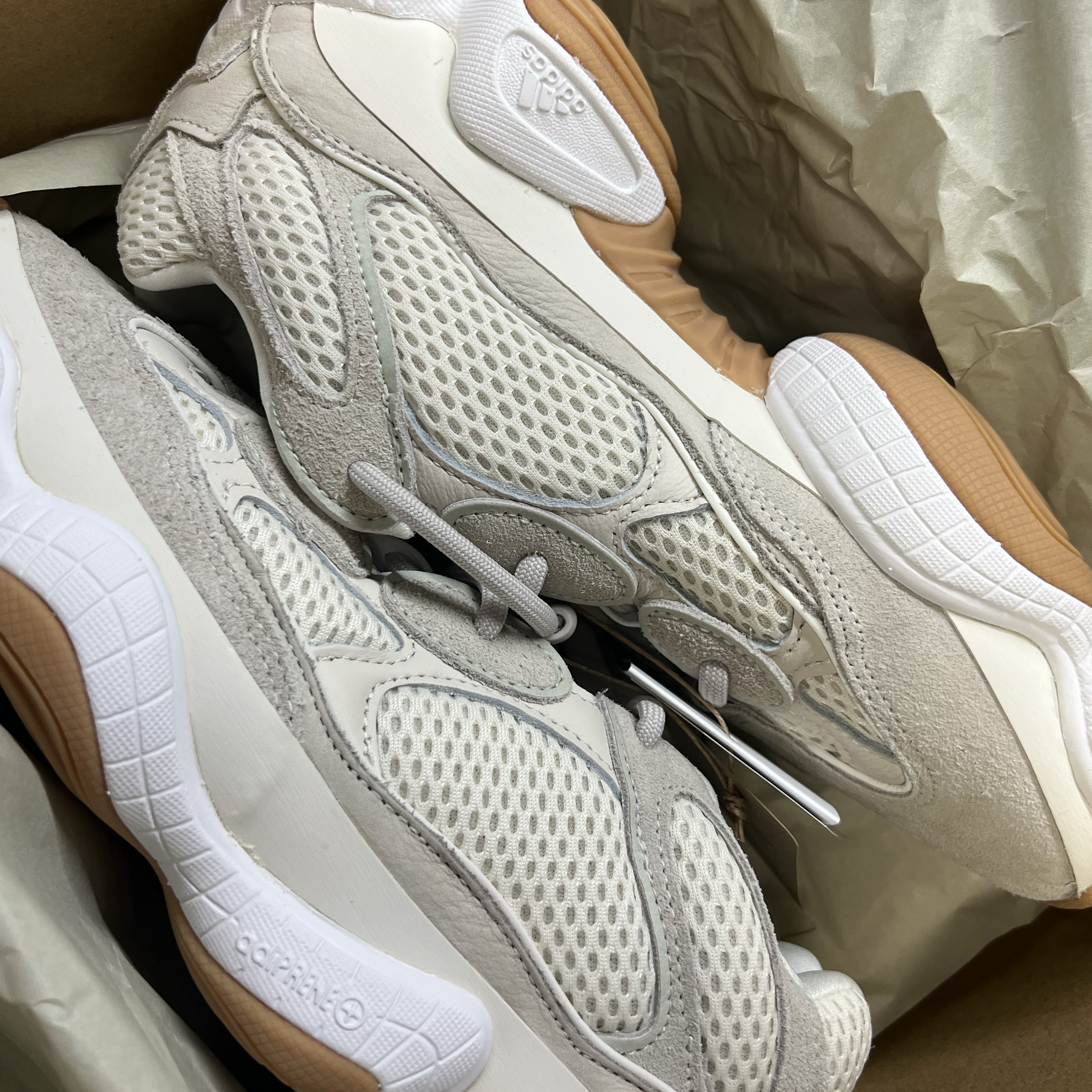 Adidas Yeezy 500 Stone Taupe 착용 스타일