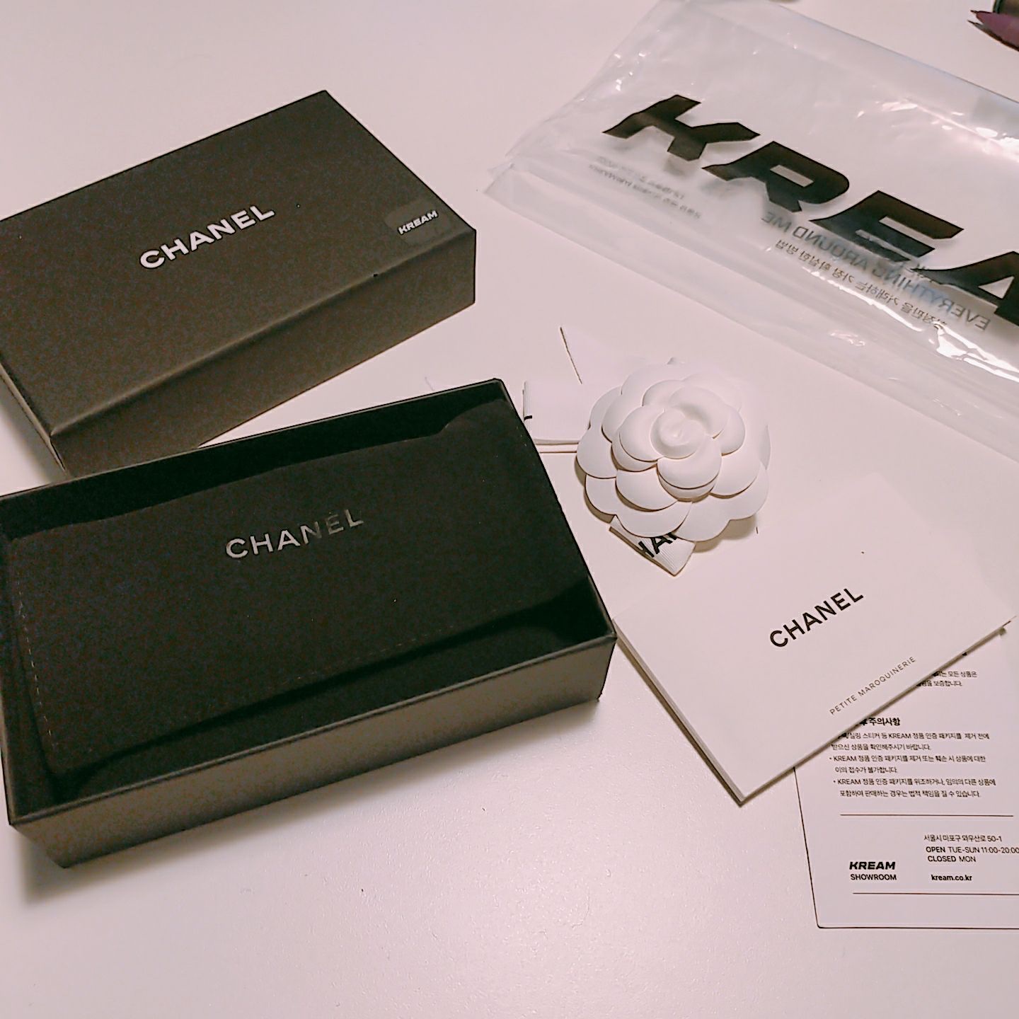 Chanel Classic Card Holder Grained Calfskin & Gold Black 착용 스타일 - 1