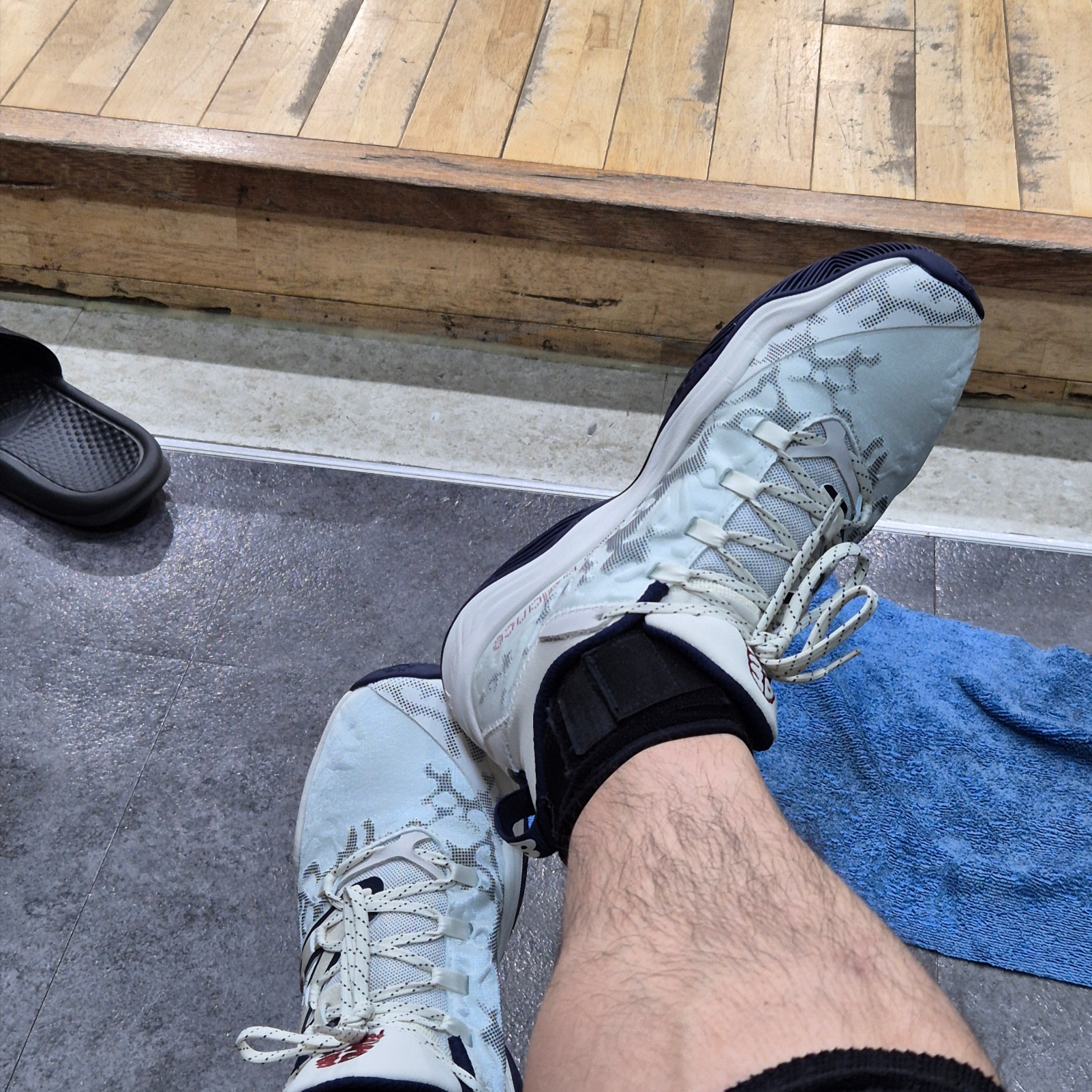 New Balance Fuelcell 2WXY V3 Sea Salt Team Navy - 2E Wide 착용 스타일