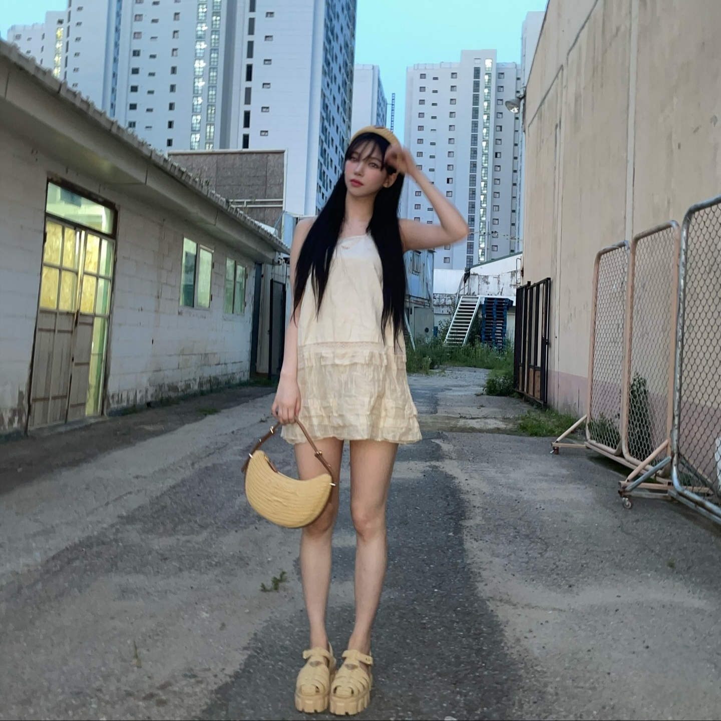 (W) Prada Monolith Crochet Cage Sandals Natural 착용 스타일 - 1