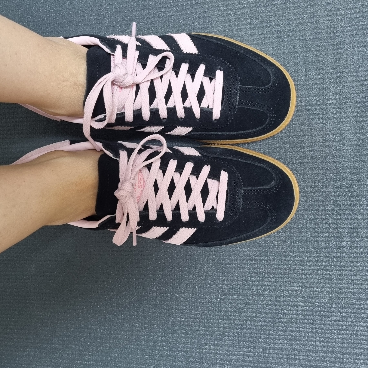 (W) Adidas Spezial Handball Core Black Clear Pink 착용 스타일