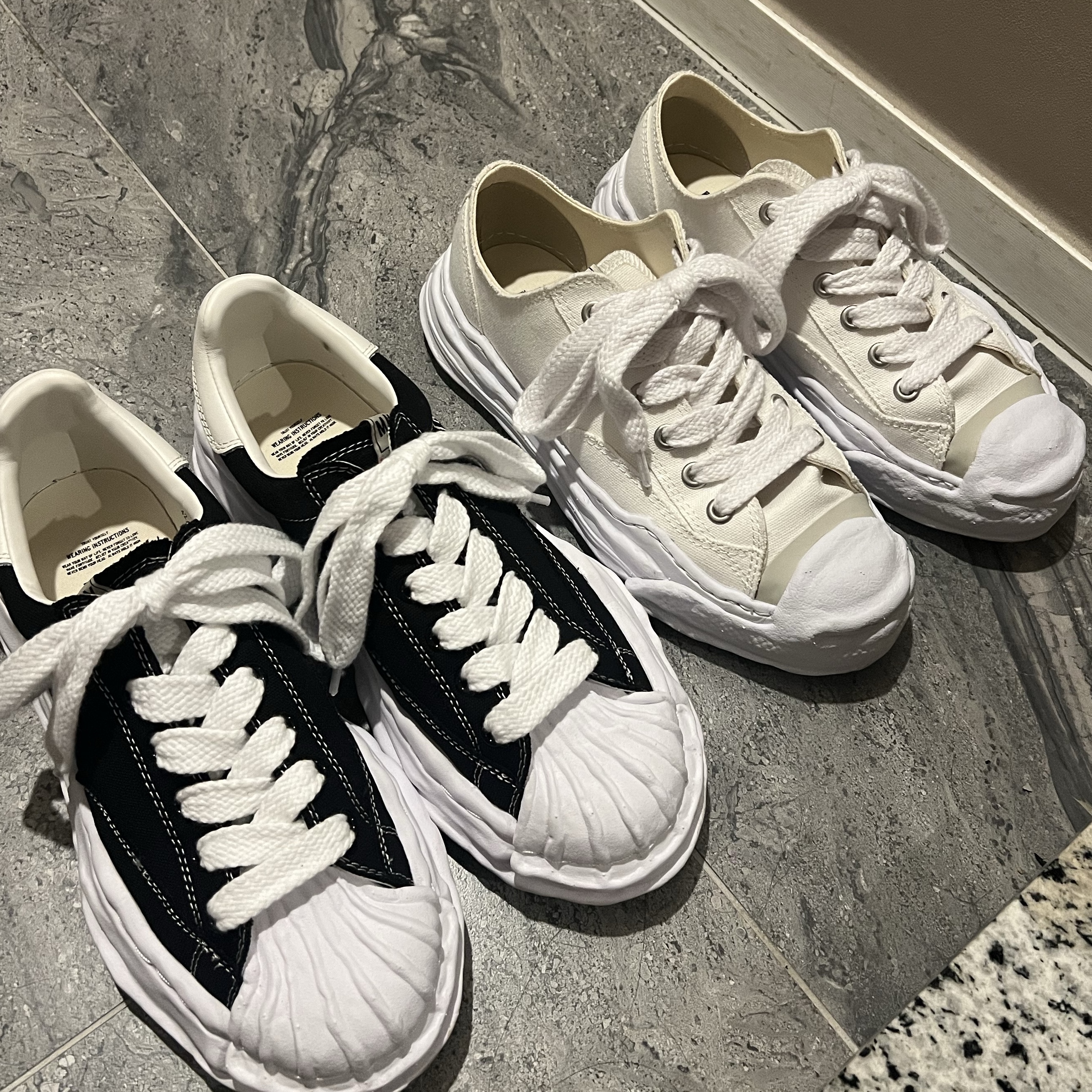 Our Legacy Ladon Leather Keychain Black, Maison Mihara Yasuhiro Hank OG Sole Canvas Low-top Sneakers White 착용 스타일 - 3