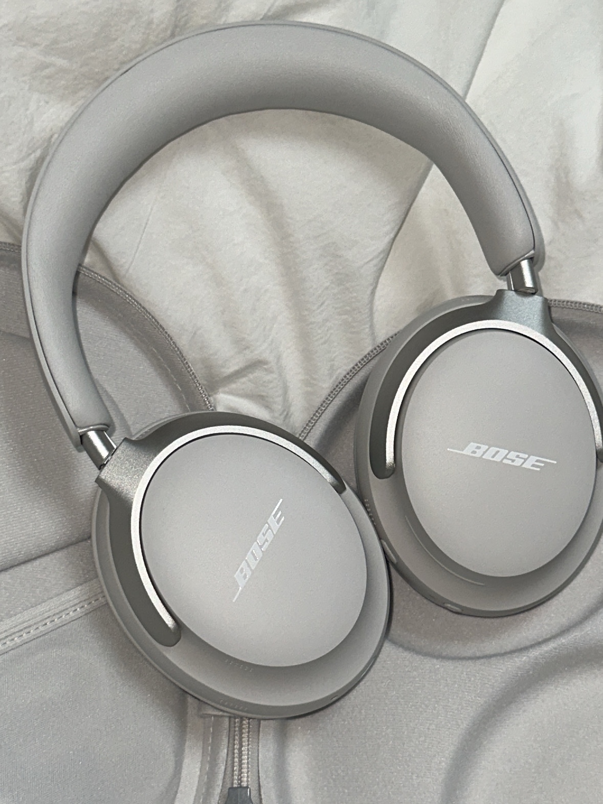 BOSE QC Ultra White Smoke (Korean Ver.) 착용 스타일 - 2