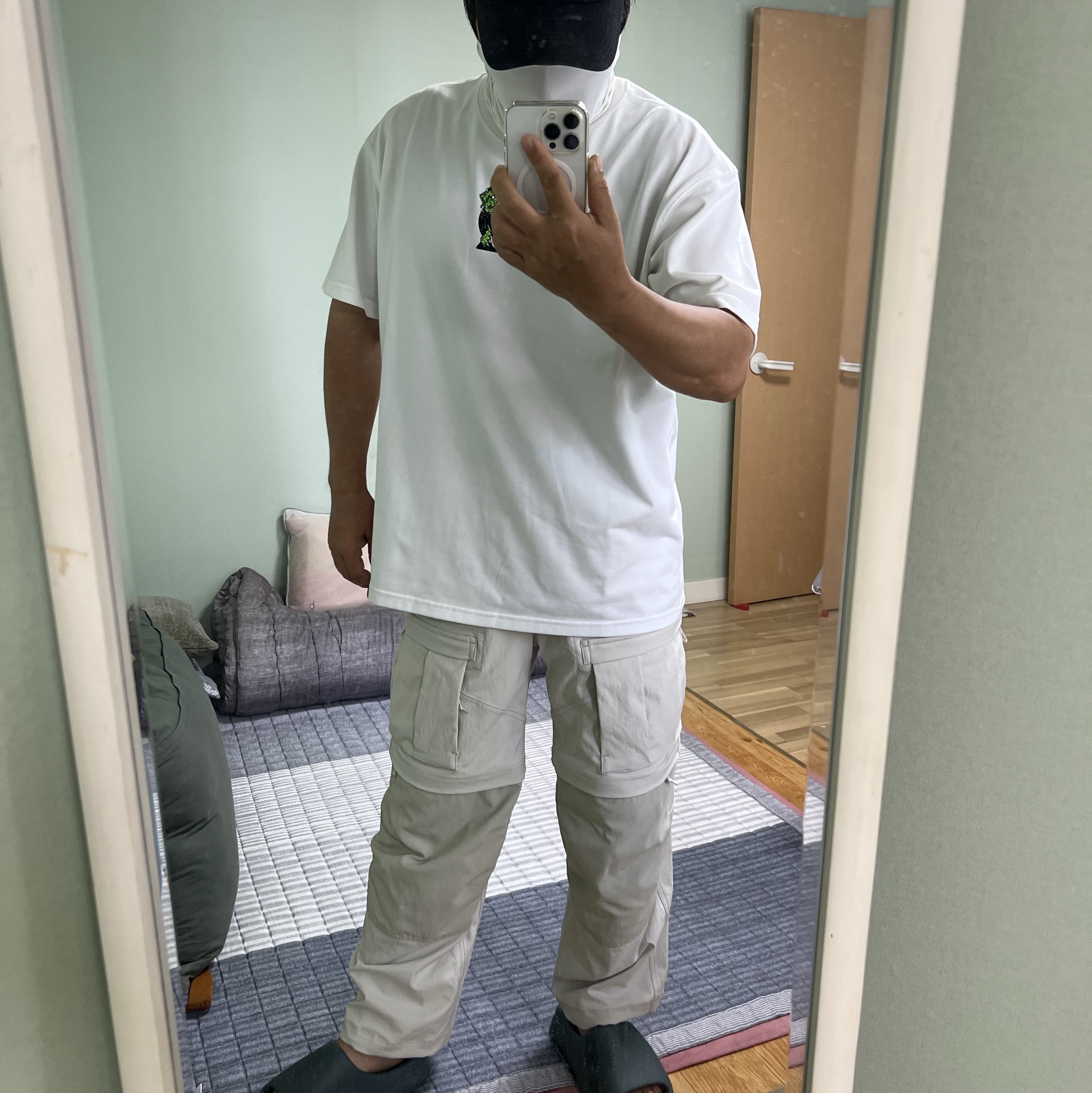 Adidas Yeezy Slide Slate Marine, Nike ACG Smith Summit Cargo Pants Light Bone - Asia 착용 스타일