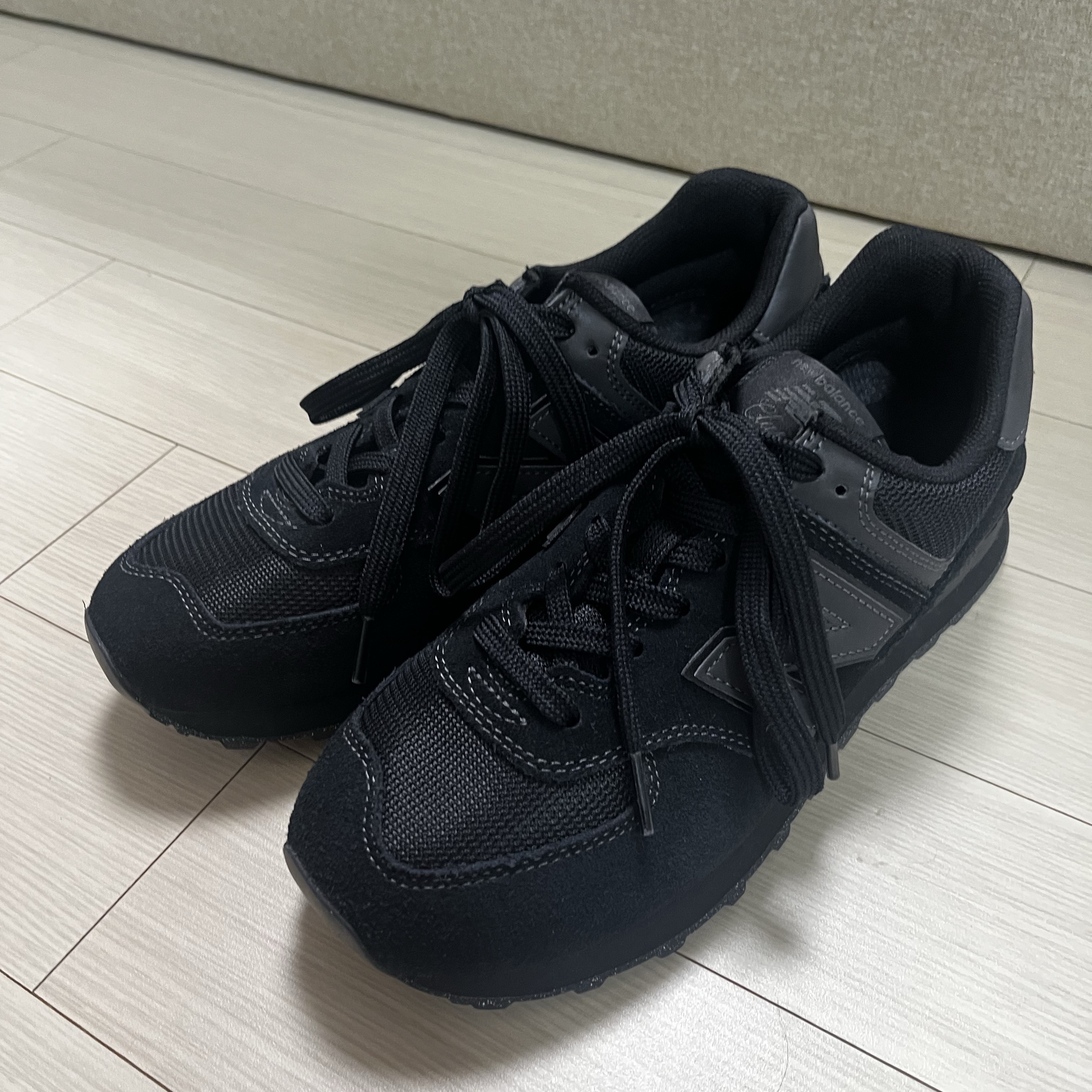 New Balance 574 Triple Black - D Standard 착용 스타일 - 2