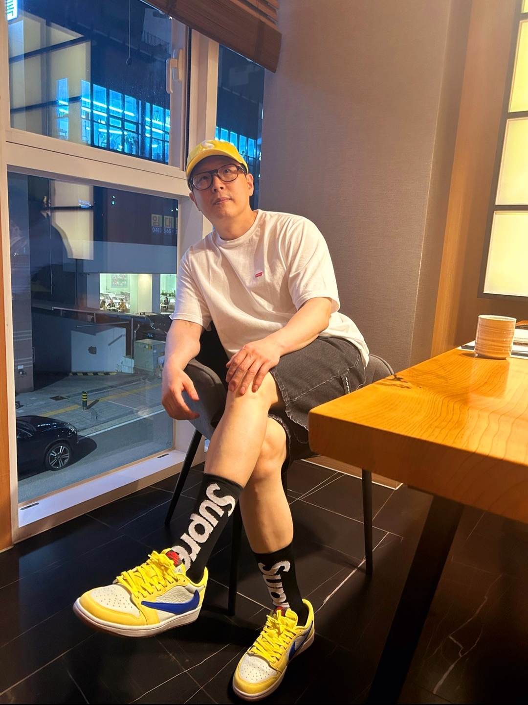Supreme x Nike Lightweight Crew Socks Black (1 Pack), (W) Jordan 1 x Travis Scott Retro Low OG SP Canary 착용 스타일 - 1