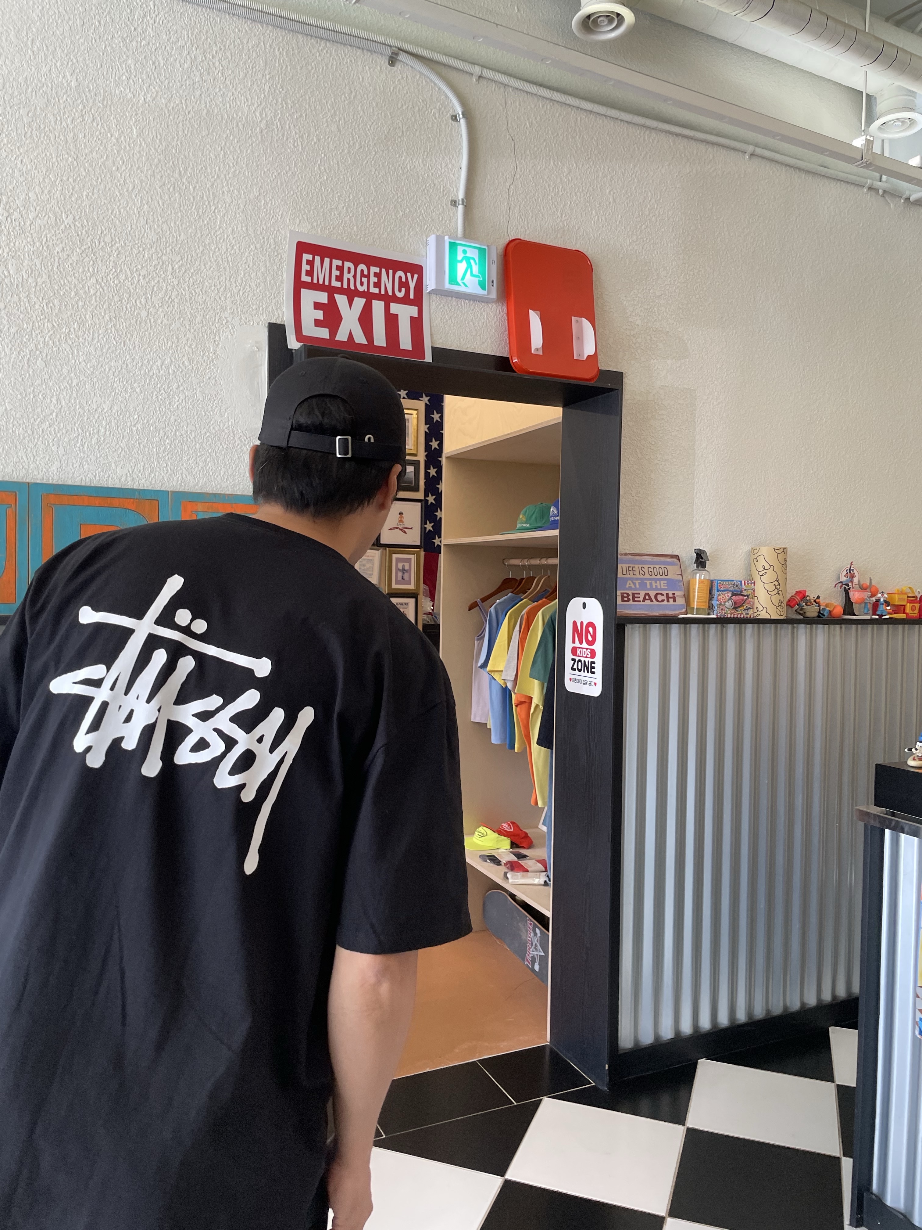Stussy Basic Stussy T-Shirt Black 2024, 2025, Stussy Bio Washed Big Logo Low Pro Cap Charcoal 착용 스타일 - 2