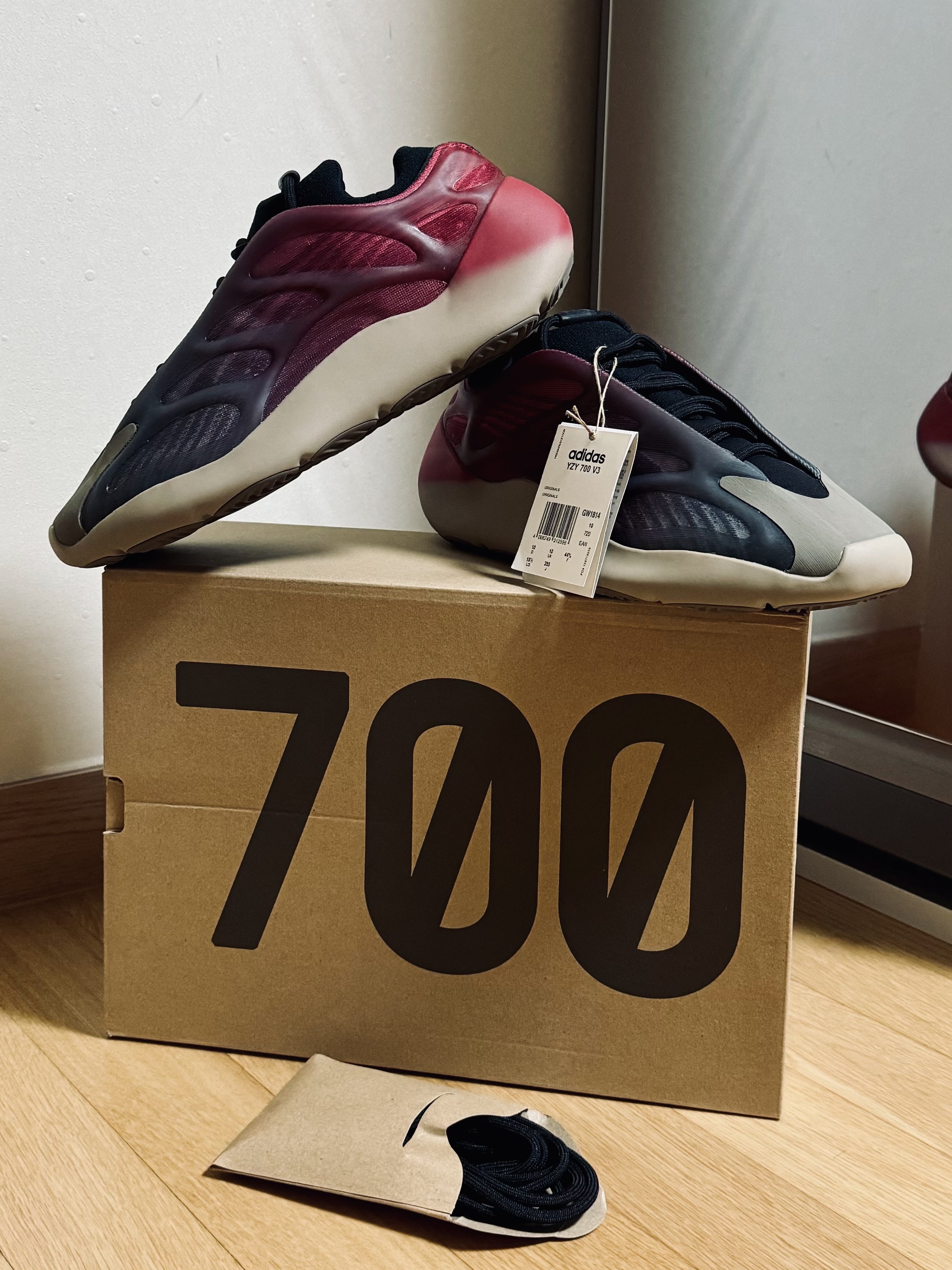 Adidas Yeezy 700 V3 Fade Carbon 착용 스타일