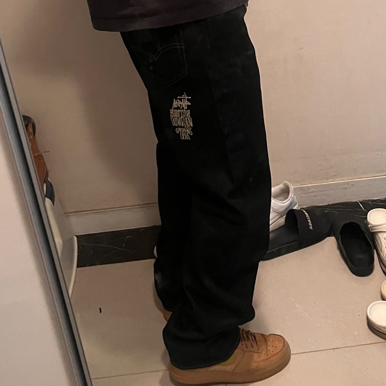 Stussy x Levi's Crispy Rinse 568 Jean Black 착용 스타일