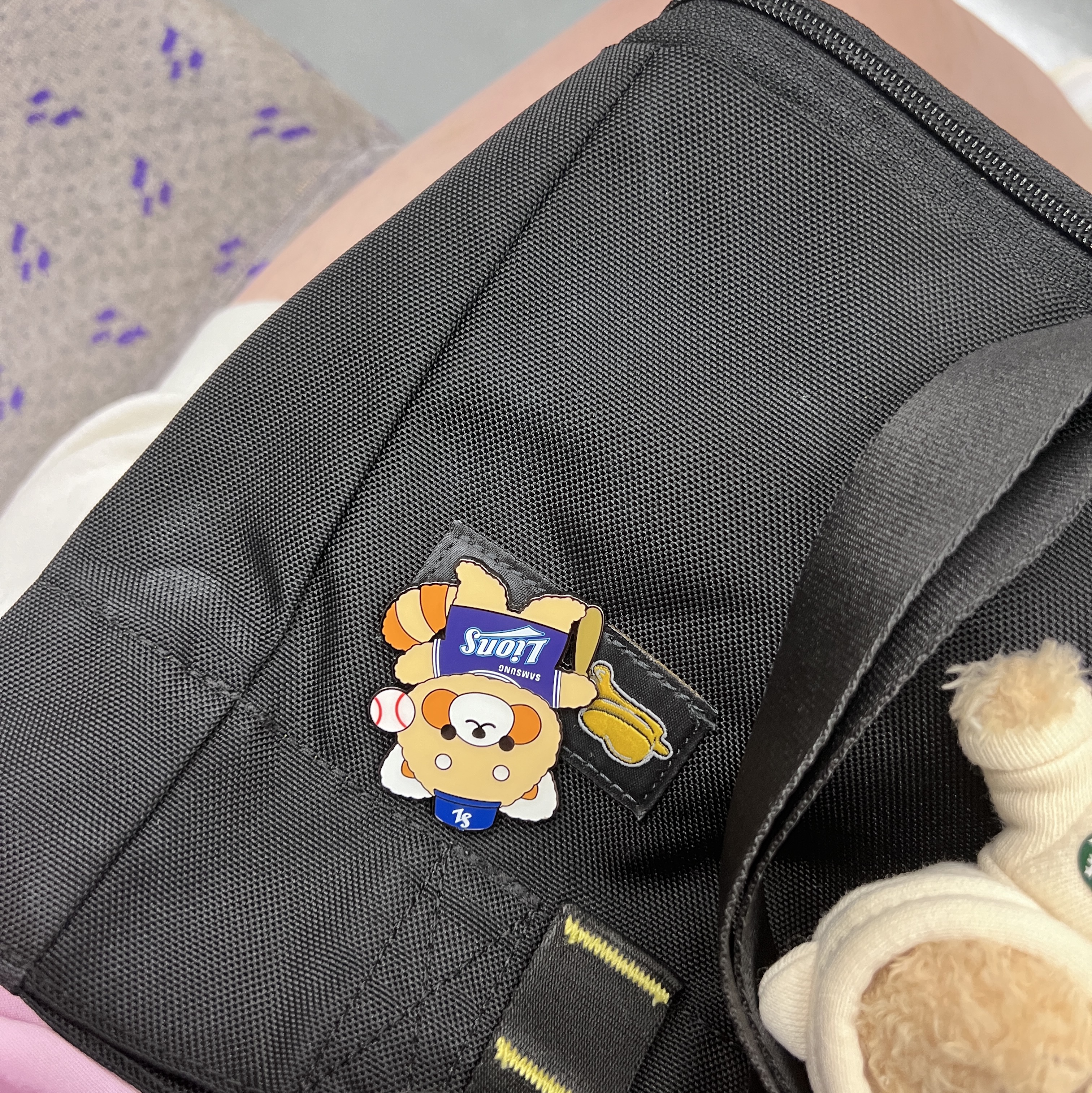 Lessey & Friends x KBO The Strongest Lessey Metal Badge Samsung Lions 착용 스타일 - 2