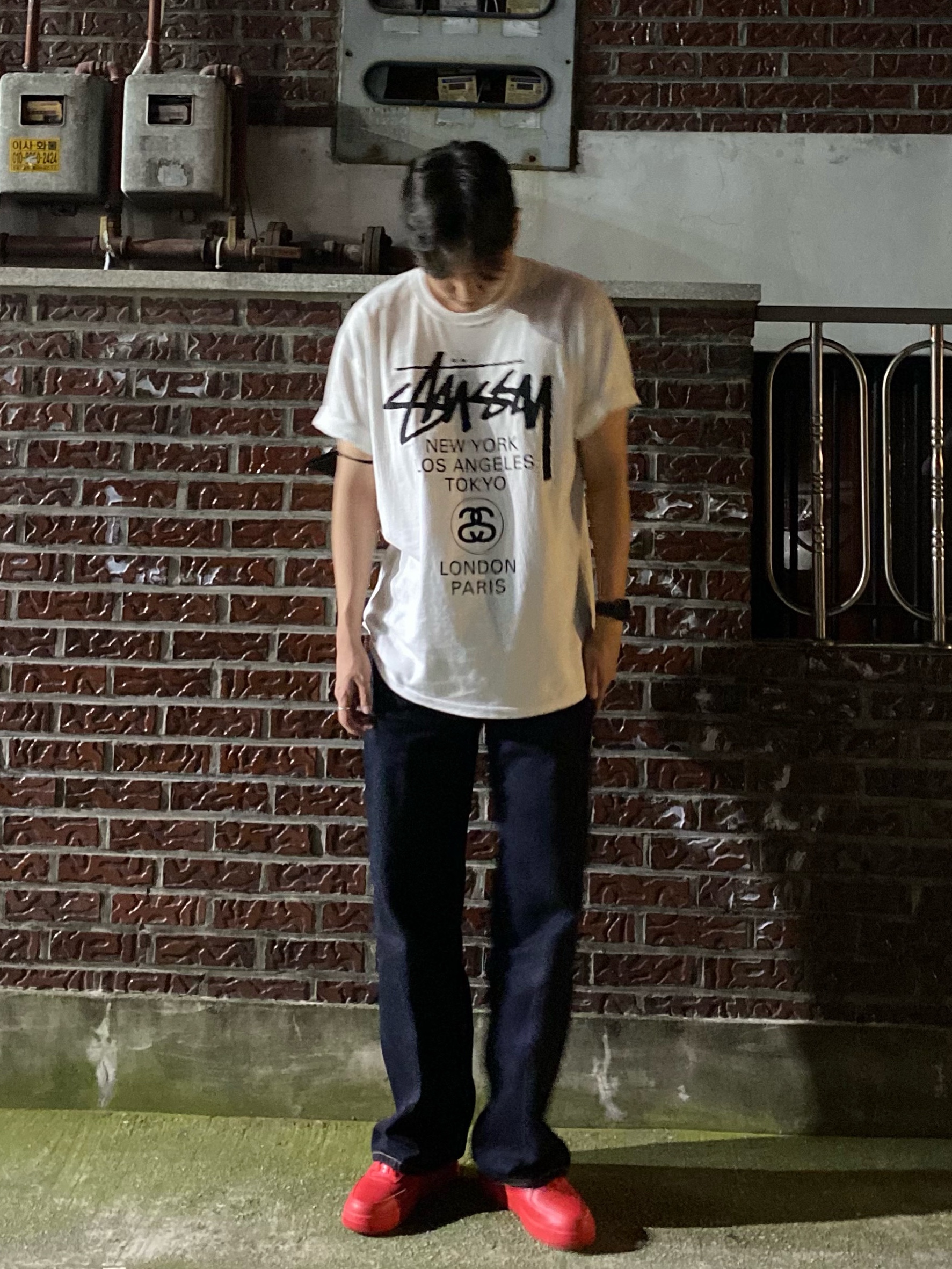 Nike Air Force 1 '07 LV8 Low 1 Triple Red, Stussy World Tour T-Shirt White 착용 스타일 - 1