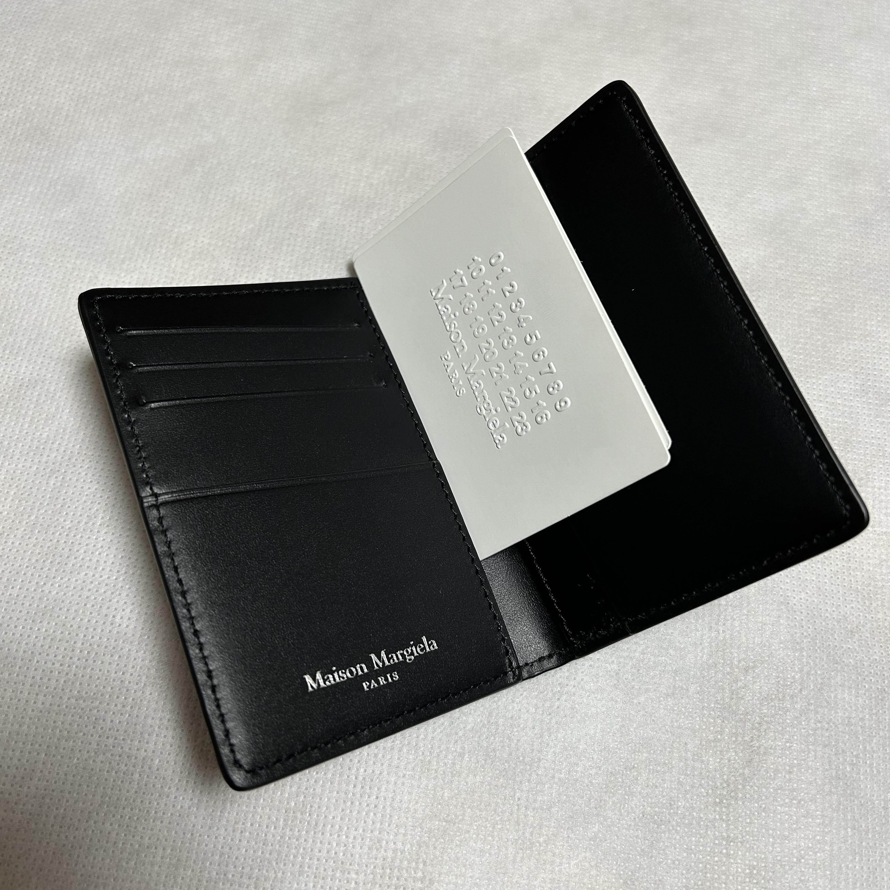 Maison Margiela Leather Bi-Fold Card Holder Black 착용 스타일 - 1
