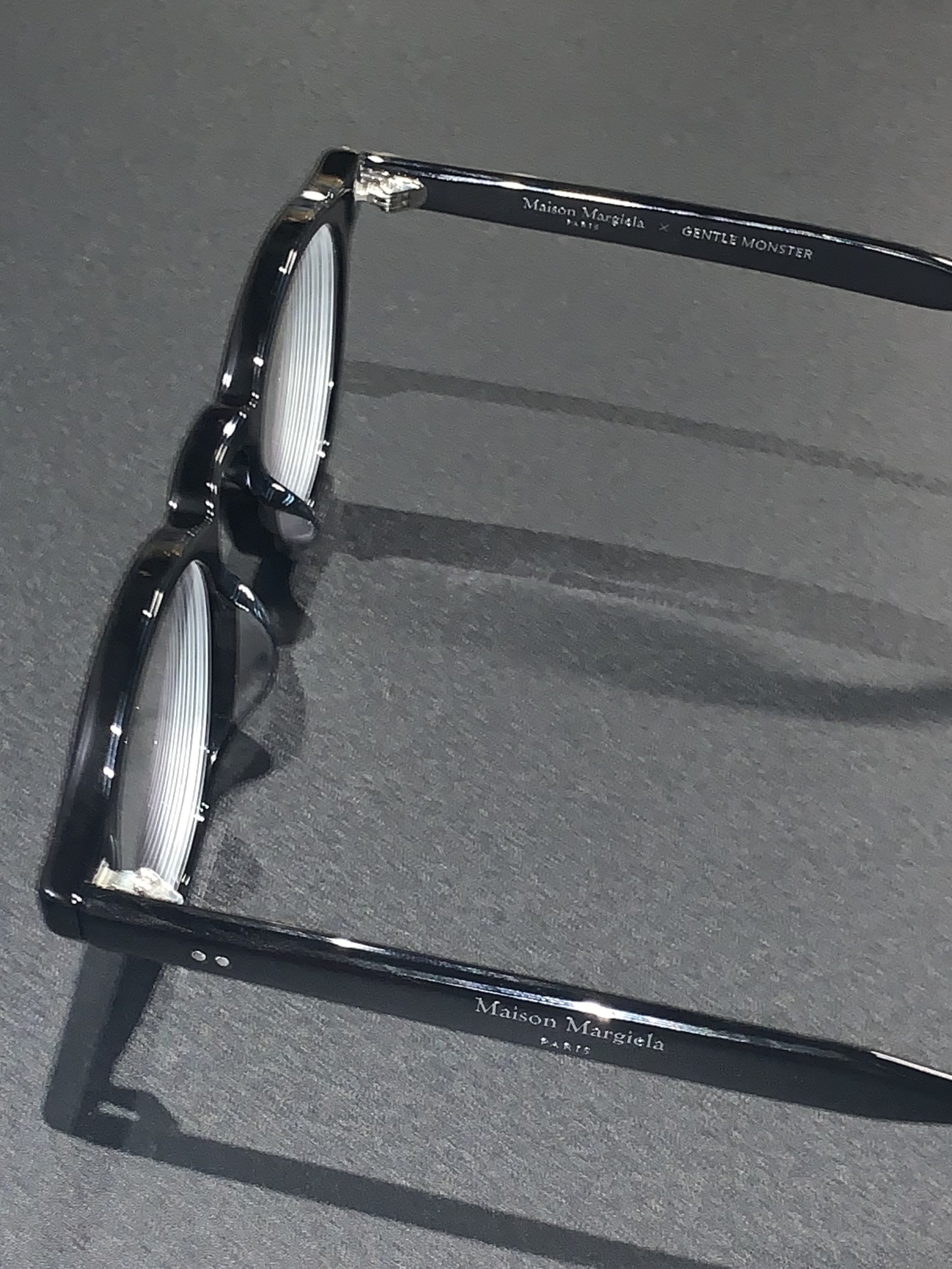 Gentle Monster x Maison Margiela MM116 Black Clear, Our Legacy Ladon Leather Keychain Olive 착용 스타일 - 1