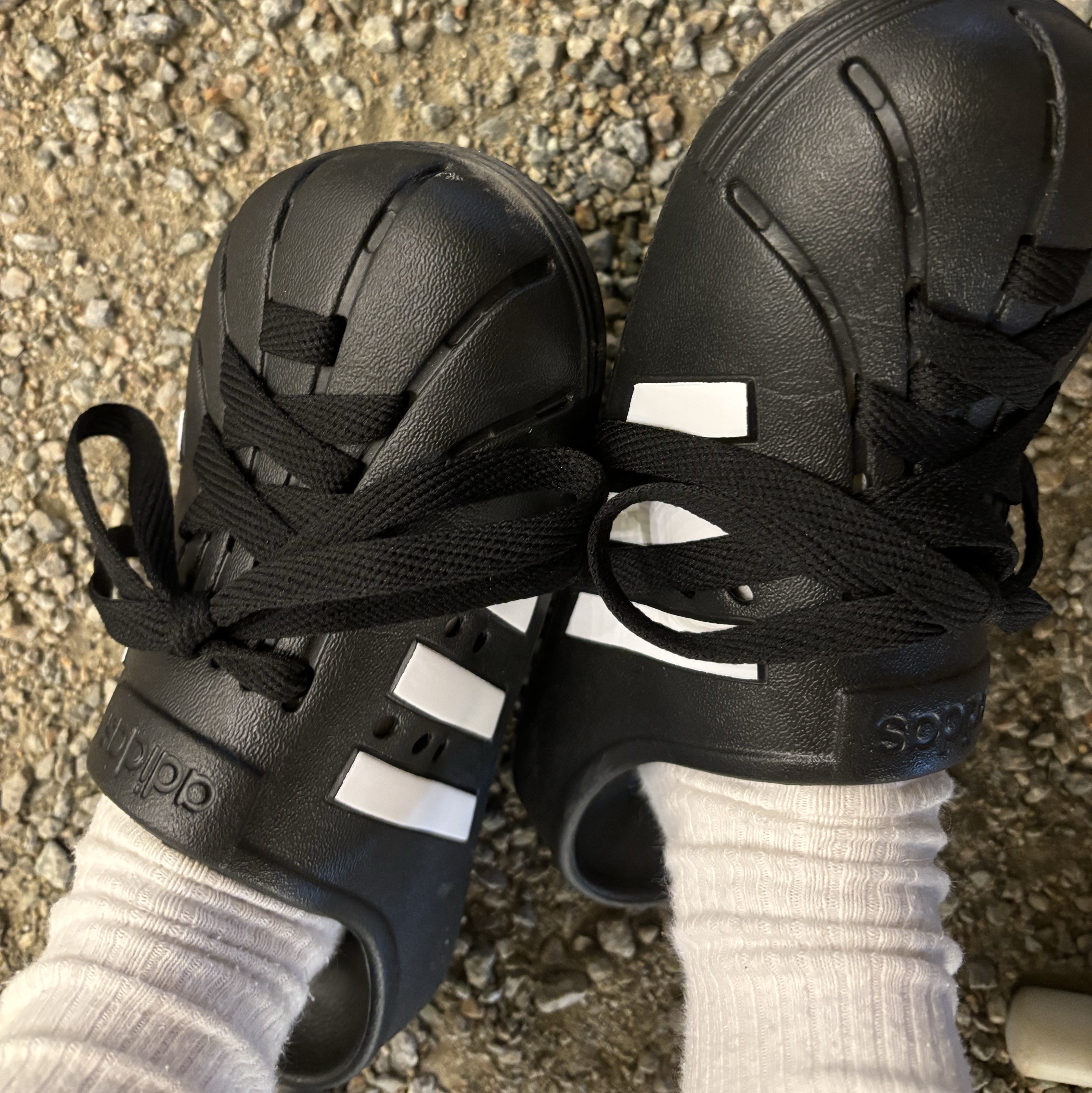 Adidas Adilette Clog Black White 착용 스타일